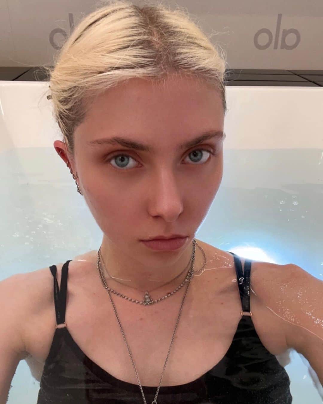 テイラー・モンセンのインスタグラム：「#icebath #coldblooded @alo」