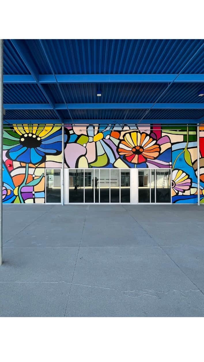 デヴィッド・ギルモアのインスタグラム：「This two wall mural is located at Washington Elementary School in Santa Ana, CA. 16 ft in height, the smaller wall is 10 ft wide and larger one is 70ft.  Wanted to create an over scaled, patterned flower garden which would represent the growing, curious minds of the students.  Thanks to the Santa Ana Unified School District, @lpainc , and all those who helped make this happen.  #lamurals #ocmurals #orangecountymurals #sausd #washingtonelementaryschool #muralist #publicart #davidgilmorestudio #flowermural」