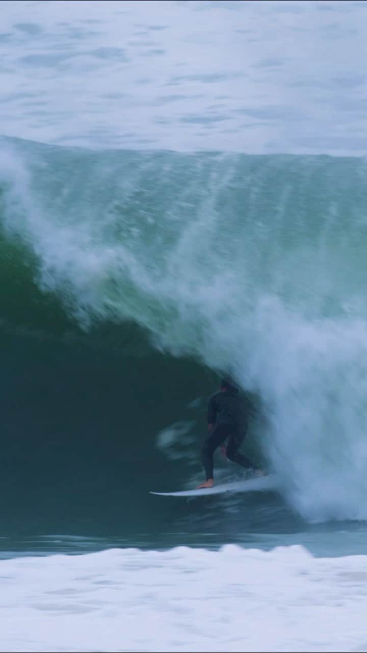 ジェレミー・フローレスのインスタグラム：「Early « Gravière » moment yesterday. I usually love to get way in front of the board in hollow take off. It helps to knife 🔪, just gotta trust your fins 😜. . Petit moment matinal hier 😴 J’aime souvent me mettre bien à l’avant de la planche quand c’est creux au take off. Il faut juste bien faire confiance en ses dérives 😜. . 🎥: @andybenetrixproduction #Hossegor @quiksilver @fcs_surf」