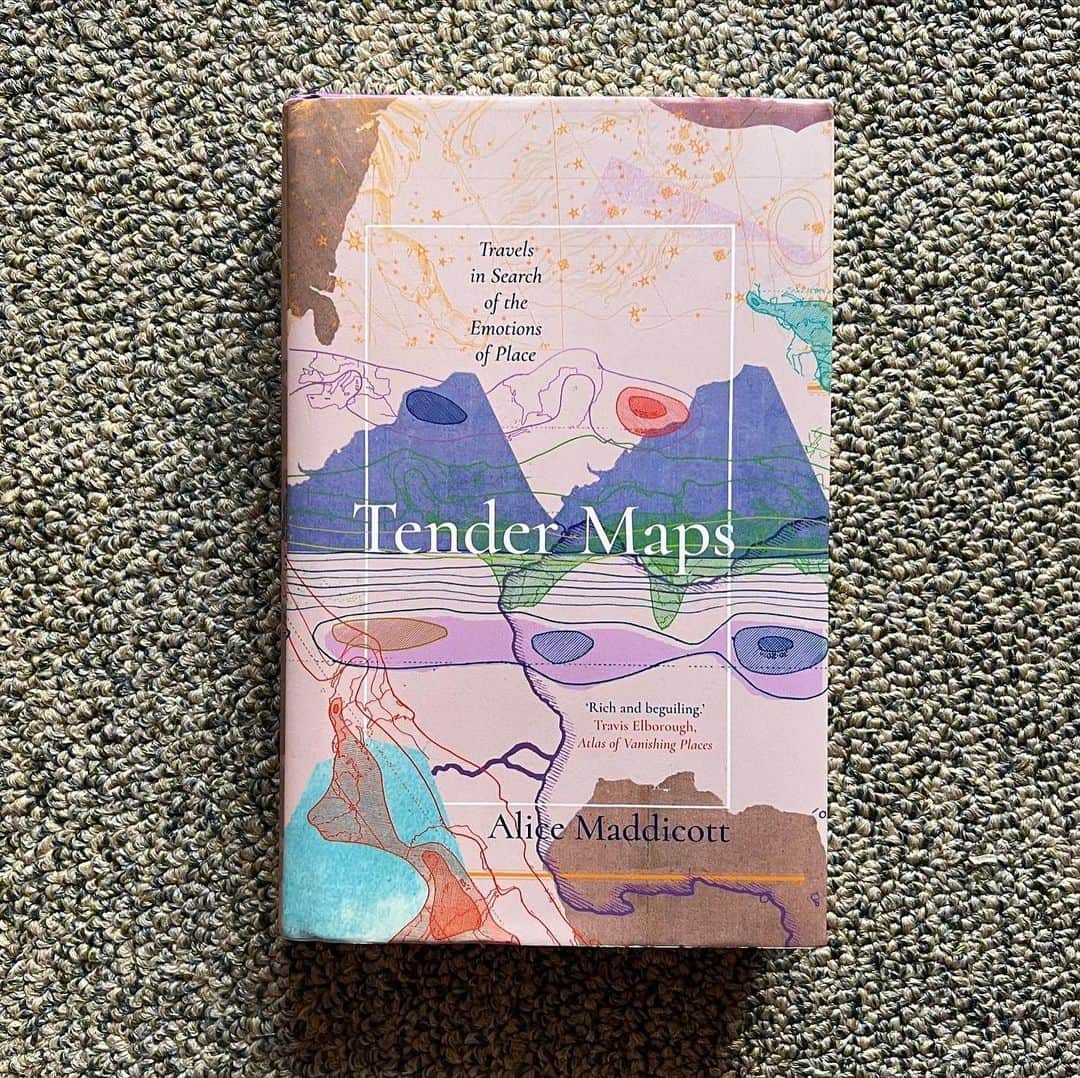 ナオミ・シマダのインスタグラム：「in very good company at my self-imposed summer school! some special book friends I’m lugging around this summer 📚 💕」