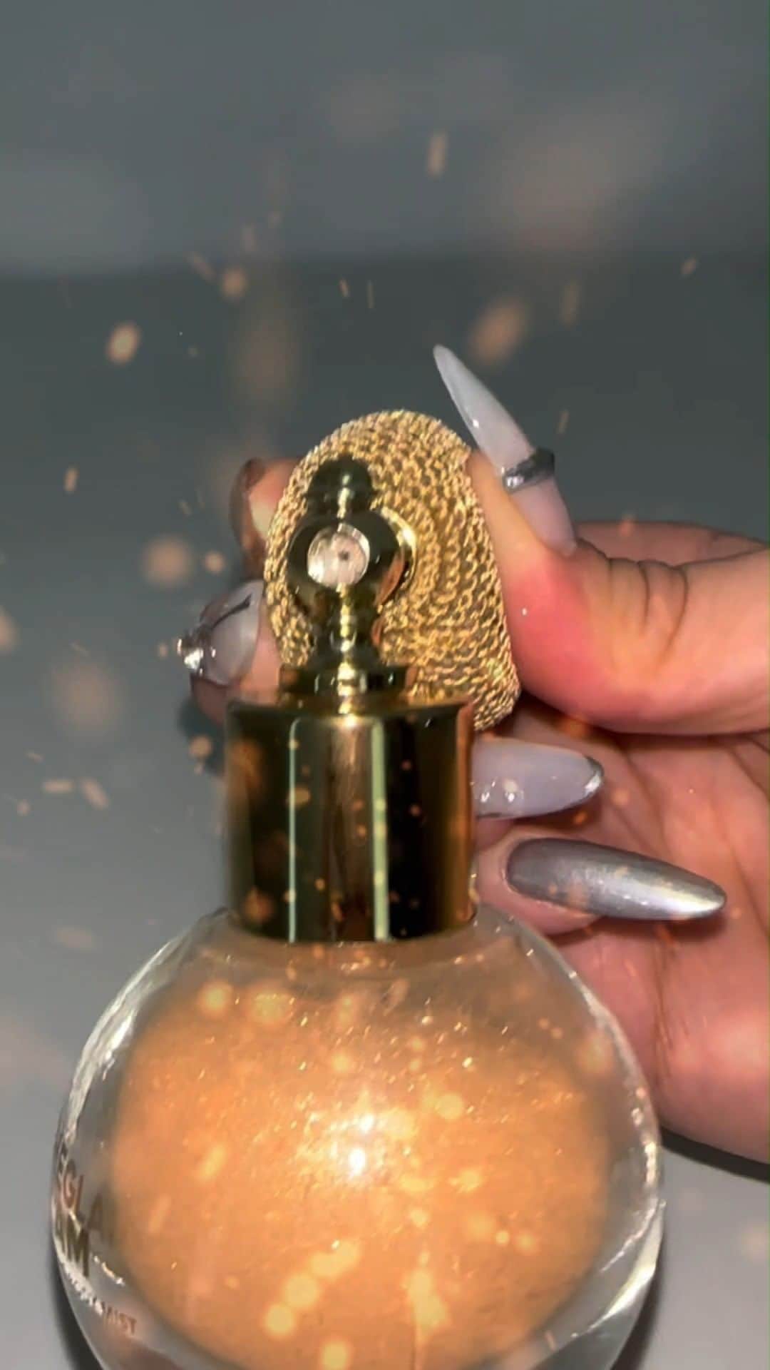 SHEINのインスタグラム：「GO GO GLOW, girl! 🌞✨ Made using shimmery, pearlescent powders in a variety of sizes, @sheglam_official's Go Go Glow Highlighting Mist offers a prism-like reflective shine so you can sparkle from every angle 🤩  🔎15635602  #saveinstyle #SHEIN #SHEGLAM #bodymist #crueltyfree #glowingmakeup #highlightingmist #shimmermakeup」