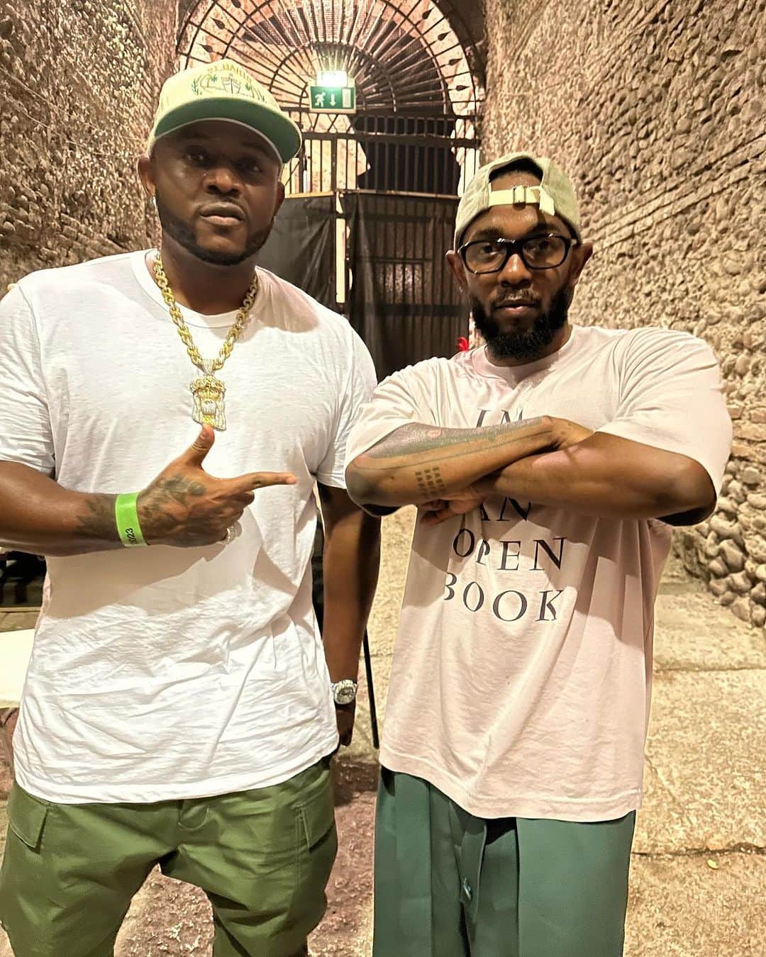 マック・メインのインスタグラム：「Soon as I heard my dawg @kendricklamar was performing at da @arenadiverona in Italy i knew I had to pull ⬆️!  First Kendrick show and first time in a venue where the gladiators fought 🦾 legendary night! Brodie put on a hell of a show and da crowd energy was ⬆️. Shoutout my brodie Ant too always solid 💯」