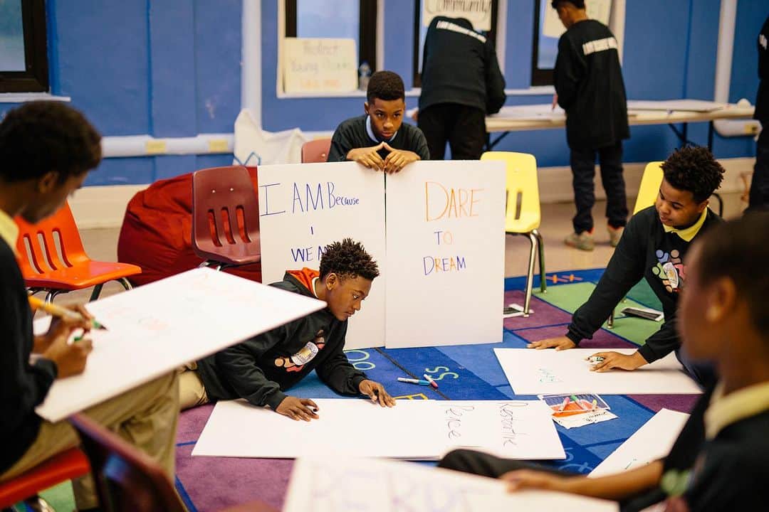 Barack Obamaさんのインスタグラム写真 - (Barack ObamaInstagram)「Today, the @MBK_Alliance is announcing their Freedom Summer 2023 grant recipients.  I’m so proud of the work these 33 Chicago-based organizations have done to change the lives of Black and brown boys across the city, especially during the summer months.   Together, they’ve provided young people with new opportunities and safe spaces to learn, connect, and explore. You can find out more about their work at the link in my bio.」7月19日 2時38分 - barackobama