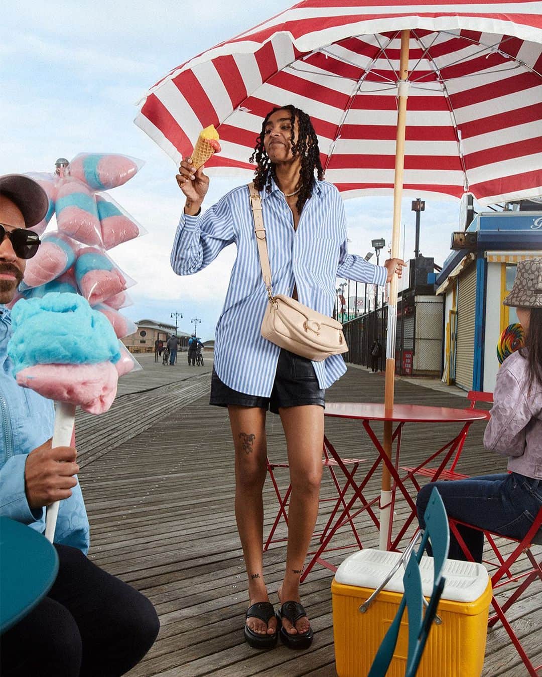 コーチのインスタグラム：「Bring your inner Coachie out this summer! Wear your bag out—bring on the mess of life! (We also have leather cleaner just in case.😉) #CoachNY」