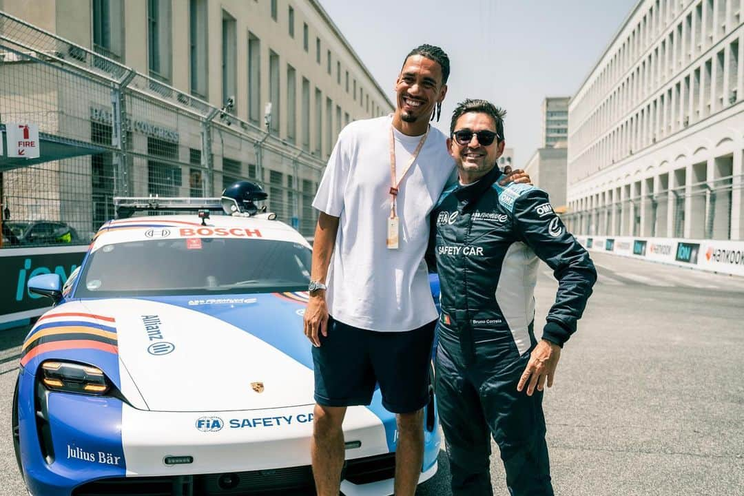 クリス・スモーリングさんのインスタグラム写真 - (クリス・スモーリングInstagram)「First of many! 🏎️ 🏁」7月19日 2時47分 - smalling