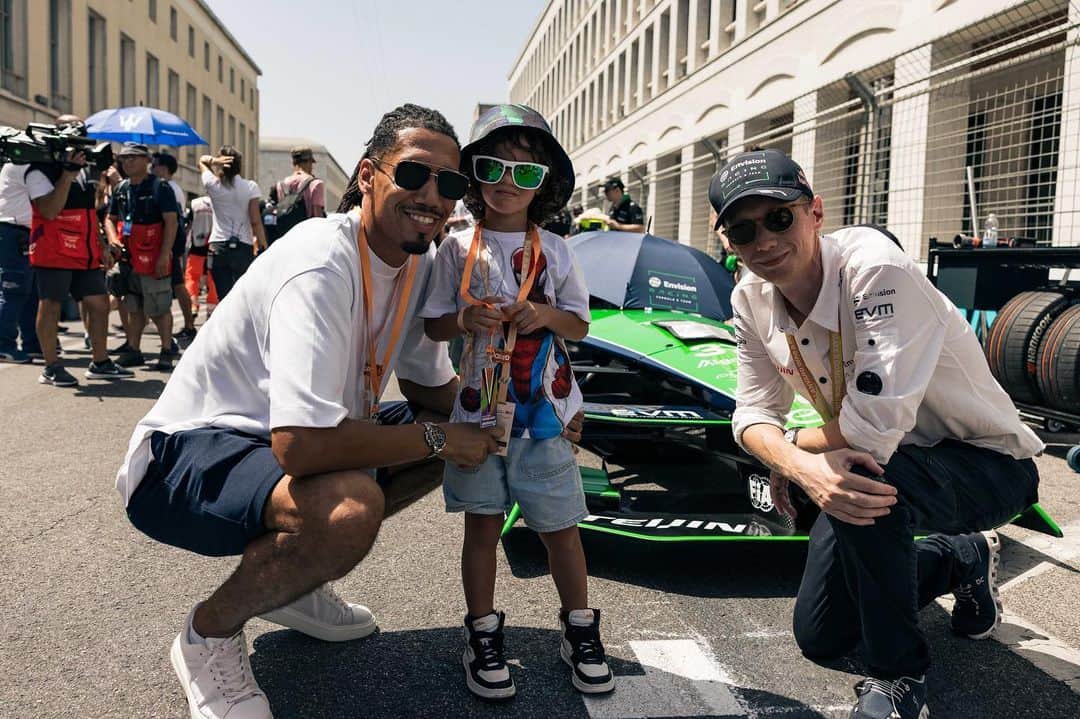 クリス・スモーリングのインスタグラム：「First of many! 🏎️ 🏁」