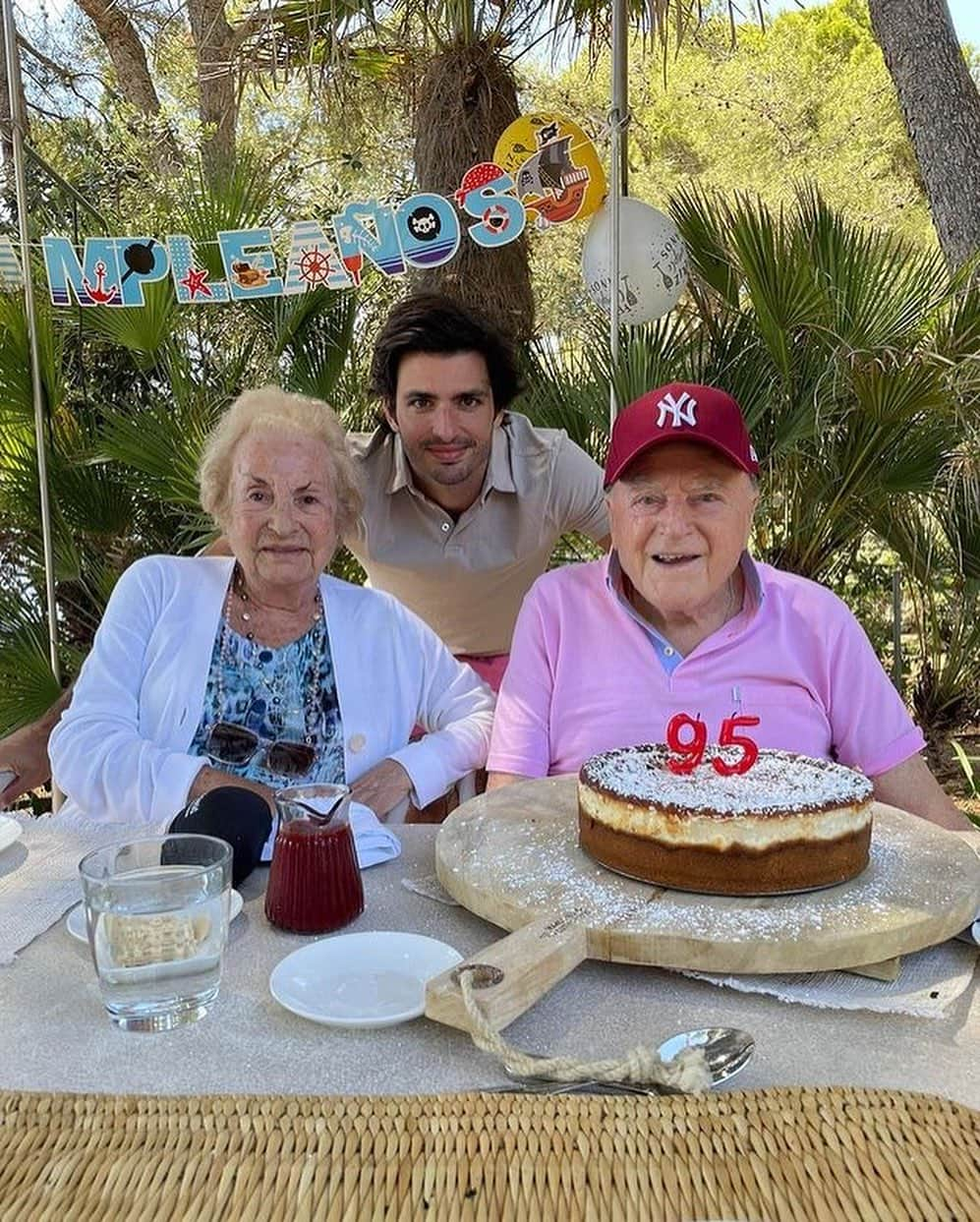 カルロス・サインツJr.さんのインスタグラム写真 - (カルロス・サインツJr.Instagram)「Ayer fue un dia triste para toda nuestra familia ya que dimos el último adiós a mi abuelo Antonio. Él ha sido nuestro guía y apoyo en los buenos y malos momentos. Un gran ejemplo para todos aquellos a su alrededor.  Disfrutad y apreciad cada momento con vuestros mayores. Es un regalo que no durará para siempre y realmente merecen todo nuestro amor y respeto.  Gracias a todos por los mensajes de cariño estos días.  Yesterday was a sad day for our family as we said our last goodbye to my grandfather Antonio. He has been our guide and support through thick and thin. A great example for all those around him. Enjoy and cherish every moment with your elders. It is a gift that won’t last forever and they truly deserve our love and respect. Thank you for all your kind messages these past days.」7月19日 2時43分 - carlossainz55