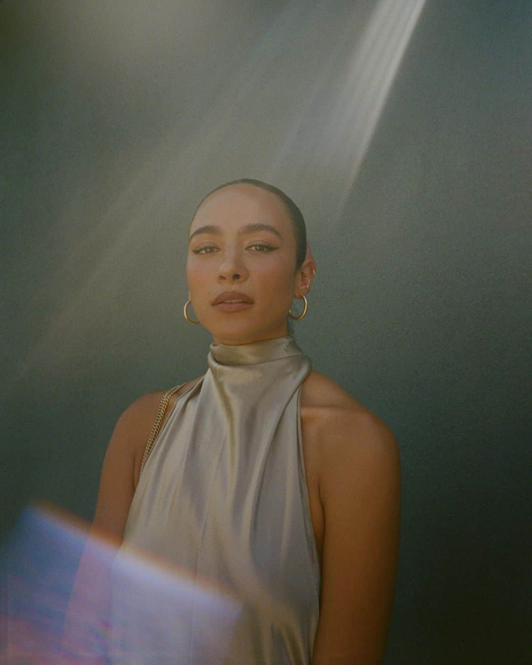 のインスタグラム：「Magic making 🔮 This is what happens when connection goes both ways in front and behind the camera. @auroraperrineau photographed by @tori.time 💫」