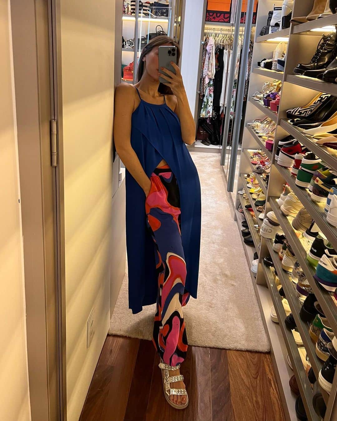 Glam4Youさんのインスタグラム写真 - (Glam4YouInstagram)「Primeiro dia em Chicago, ainda obcecada com a nossa estampa do preview. Essa calça em seda é apenas deliciosa de usar e mto, muito versátil. Passem para o lado, para verem as outras duas opções que eu poderia ter usado na viagem com ela. Sempre fotógrafo + de 1 opção para peças bacanas qdo estou montando o look. A estampa parece marcante, mas ela é tão fácil de usar e coordenar, que vira uma peça de mil e uma utilidade. @bynv」7月19日 3時03分 - nativozza