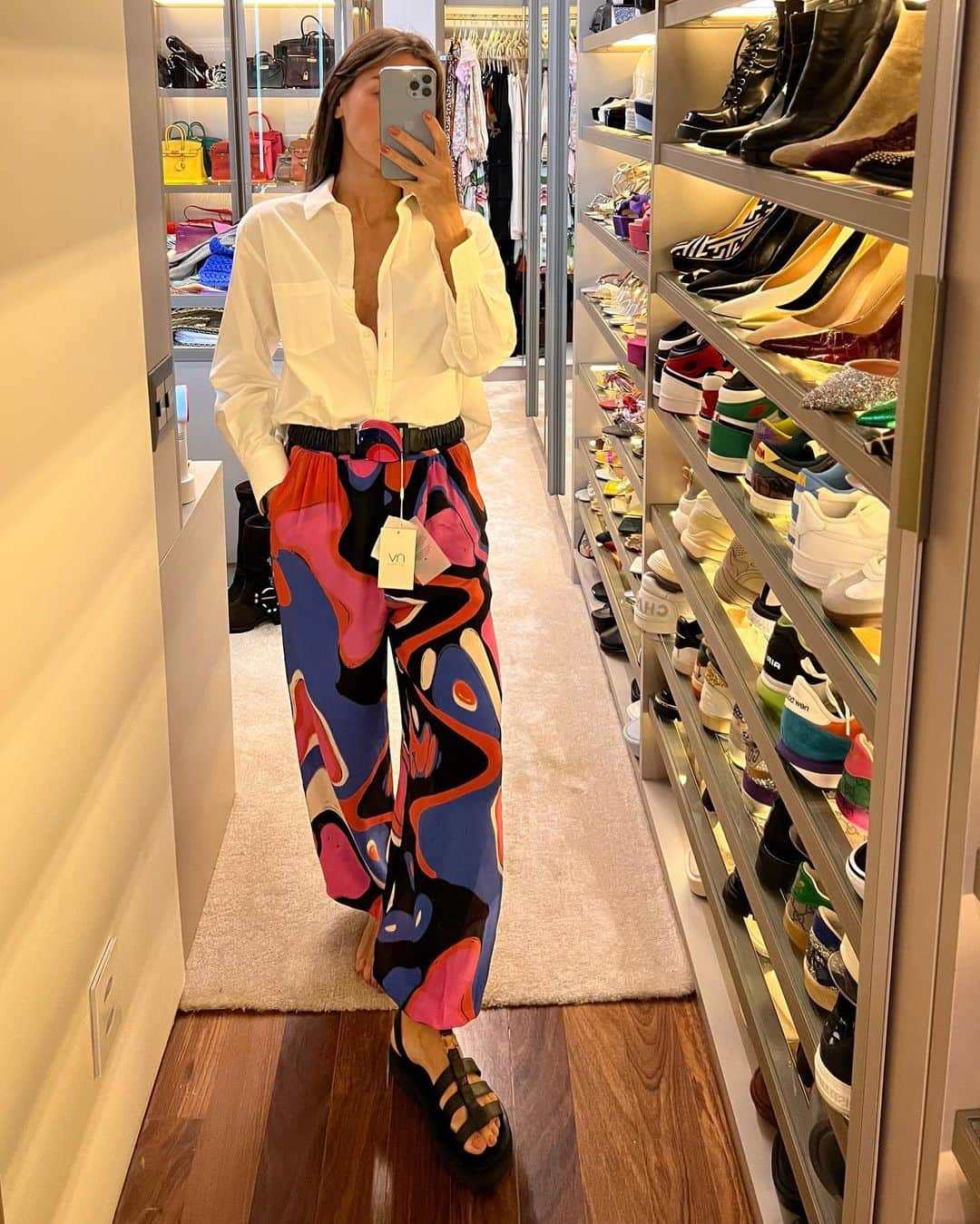 Glam4Youさんのインスタグラム写真 - (Glam4YouInstagram)「Primeiro dia em Chicago, ainda obcecada com a nossa estampa do preview. Essa calça em seda é apenas deliciosa de usar e mto, muito versátil. Passem para o lado, para verem as outras duas opções que eu poderia ter usado na viagem com ela. Sempre fotógrafo + de 1 opção para peças bacanas qdo estou montando o look. A estampa parece marcante, mas ela é tão fácil de usar e coordenar, que vira uma peça de mil e uma utilidade. @bynv」7月19日 3時03分 - nativozza