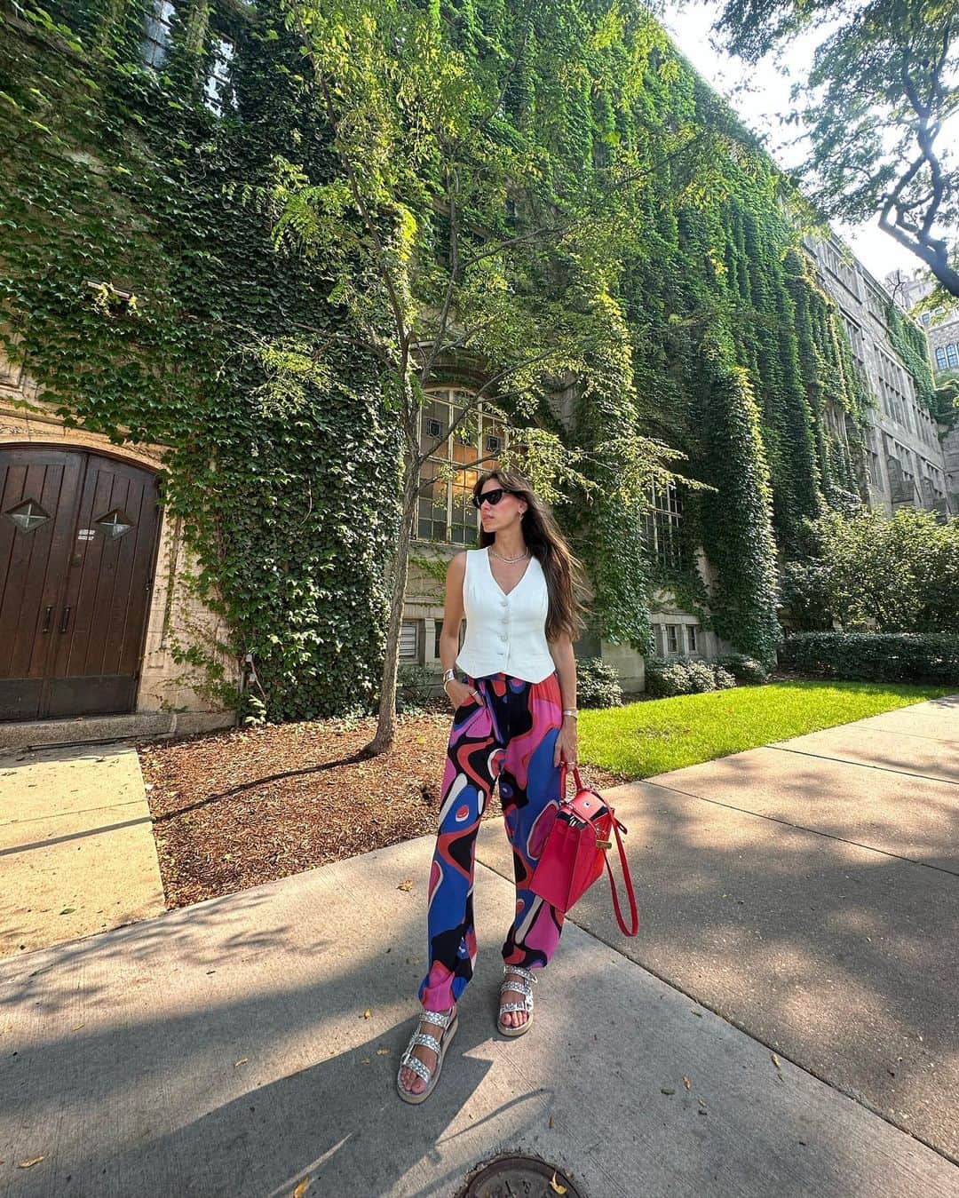 Glam4Youさんのインスタグラム写真 - (Glam4YouInstagram)「Primeiro dia em Chicago, ainda obcecada com a nossa estampa do preview. Essa calça em seda é apenas deliciosa de usar e mto, muito versátil. Passem para o lado, para verem as outras duas opções que eu poderia ter usado na viagem com ela. Sempre fotógrafo + de 1 opção para peças bacanas qdo estou montando o look. A estampa parece marcante, mas ela é tão fácil de usar e coordenar, que vira uma peça de mil e uma utilidade. @bynv」7月19日 3時03分 - nativozza