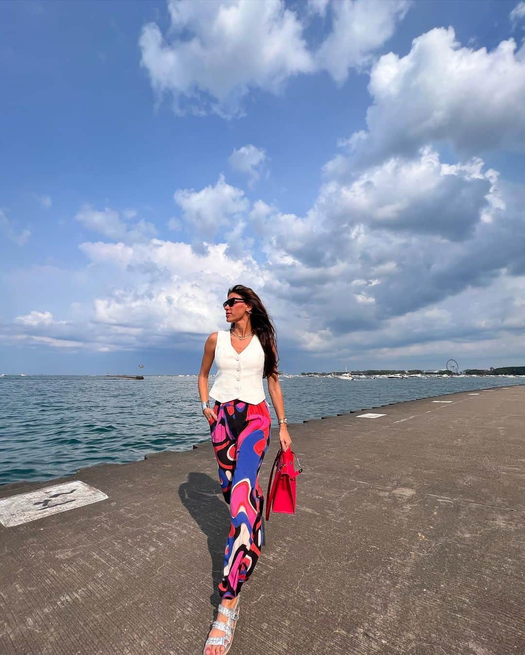 Glam4Youさんのインスタグラム写真 - (Glam4YouInstagram)「Primeiro dia em Chicago, ainda obcecada com a nossa estampa do preview. Essa calça em seda é apenas deliciosa de usar e mto, muito versátil. Passem para o lado, para verem as outras duas opções que eu poderia ter usado na viagem com ela. Sempre fotógrafo + de 1 opção para peças bacanas qdo estou montando o look. A estampa parece marcante, mas ela é tão fácil de usar e coordenar, que vira uma peça de mil e uma utilidade. @bynv」7月19日 3時03分 - nativozza