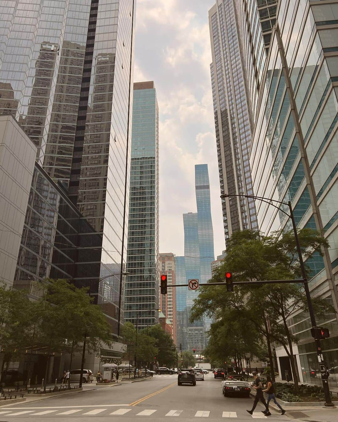 Glam4Youさんのインスタグラム写真 - (Glam4YouInstagram)「Primeiro dia em Chicago, ainda obcecada com a nossa estampa do preview. Essa calça em seda é apenas deliciosa de usar e mto, muito versátil. Passem para o lado, para verem as outras duas opções que eu poderia ter usado na viagem com ela. Sempre fotógrafo + de 1 opção para peças bacanas qdo estou montando o look. A estampa parece marcante, mas ela é tão fácil de usar e coordenar, que vira uma peça de mil e uma utilidade. @bynv」7月19日 3時03分 - nativozza