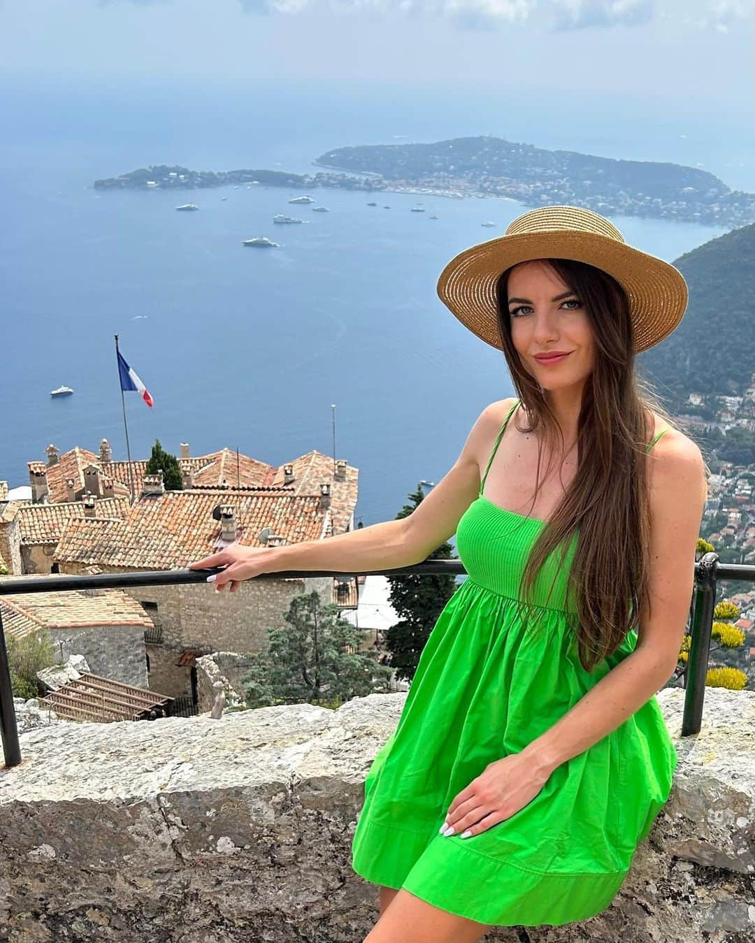 Karolina Bojarさんのインスタグラム写真 - (Karolina BojarInstagram)「Charlotte en Côte d’Azur 🇫🇷🌵🌊  #Eze #CotedAzur #FrenchRiviera #holiday #vacaymood #France #MediterraneanSea」7月19日 3時20分 - bojarmeow