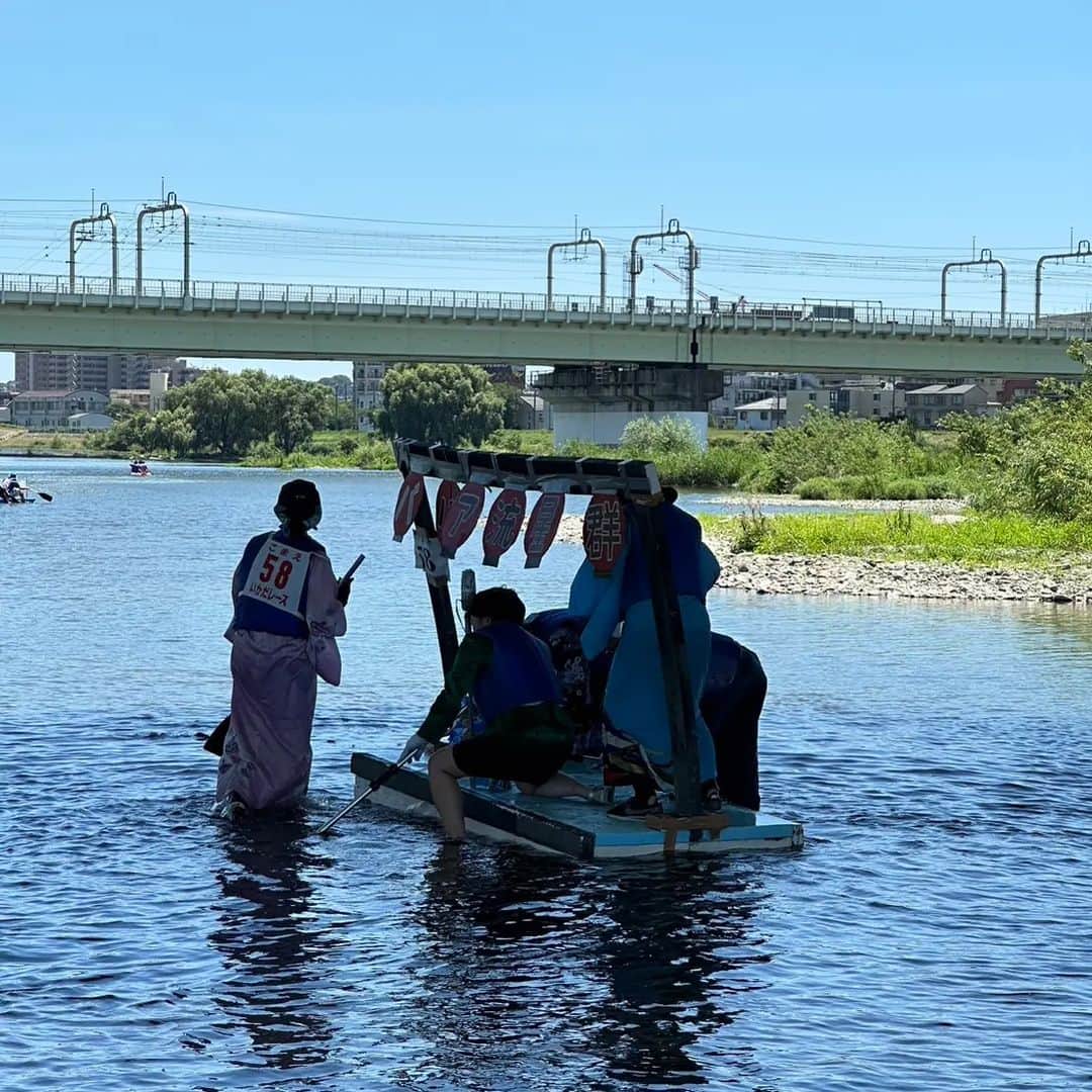 鈴木奈都のインスタグラム：「サイコーだった多摩川いかだレース。川の流れはまさに人生のようでした。 #ババア流星群 #女性芸人」