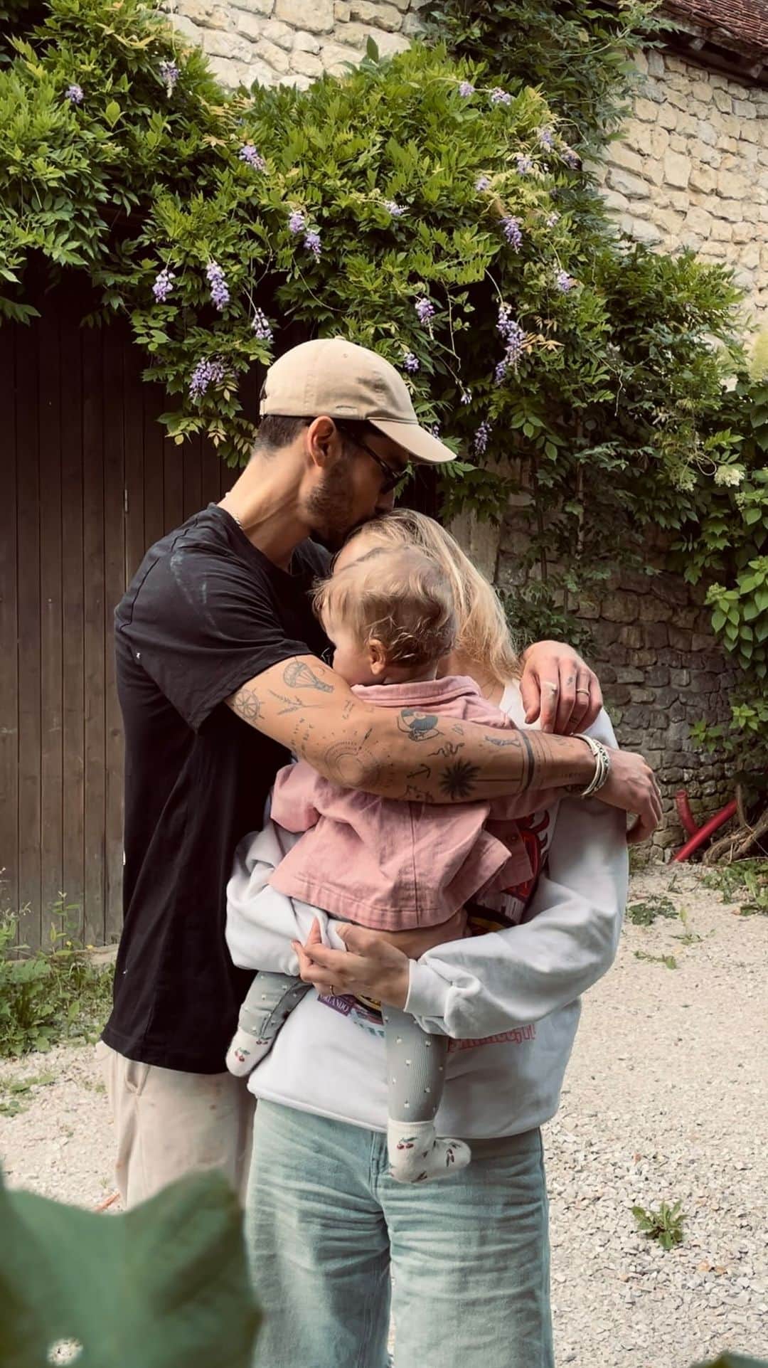NICOLAS SIMOESのインスタグラム：「Two years ago between these… we didn’t know but @maisonnicoline was made for you 🤍」