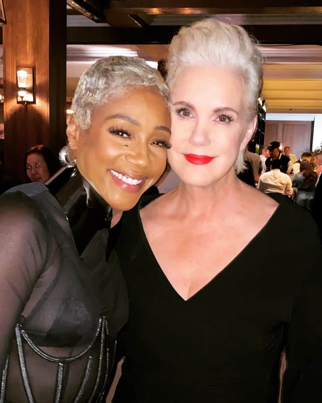 エリザベス・パーキンスのインスタグラム：「This Queen. @tiffanyhaddish 👸👸」