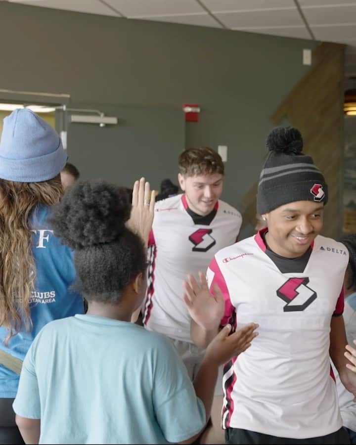 ポートランド・トレイルブレイザーズのインスタグラム：「remember when our boys & girls club friends came to watch us play 🥹」