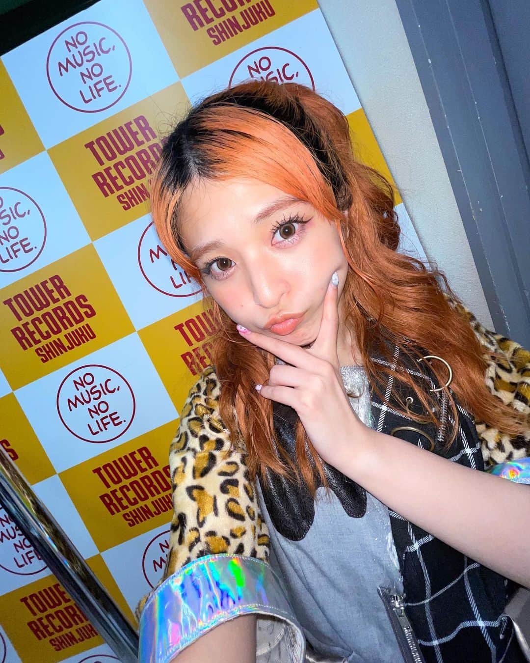 プー・ルイのインスタグラム：「リリース週🍵✨  みんな YOU KNOW ME ワイルドサイドを歩け 聴いてくれたーー？？？🐷  リリイベに、ツアーに、新体制お披露目に 盛りだくさんな毎日だけど みんなに会うから haute coutureに行ってお顔整えたし マツパもしてきたゾ❣️  髪の毛がプリンなのは わざと伸ばしてるけど もう直ぐ我慢できなくなりそう〜🍮」