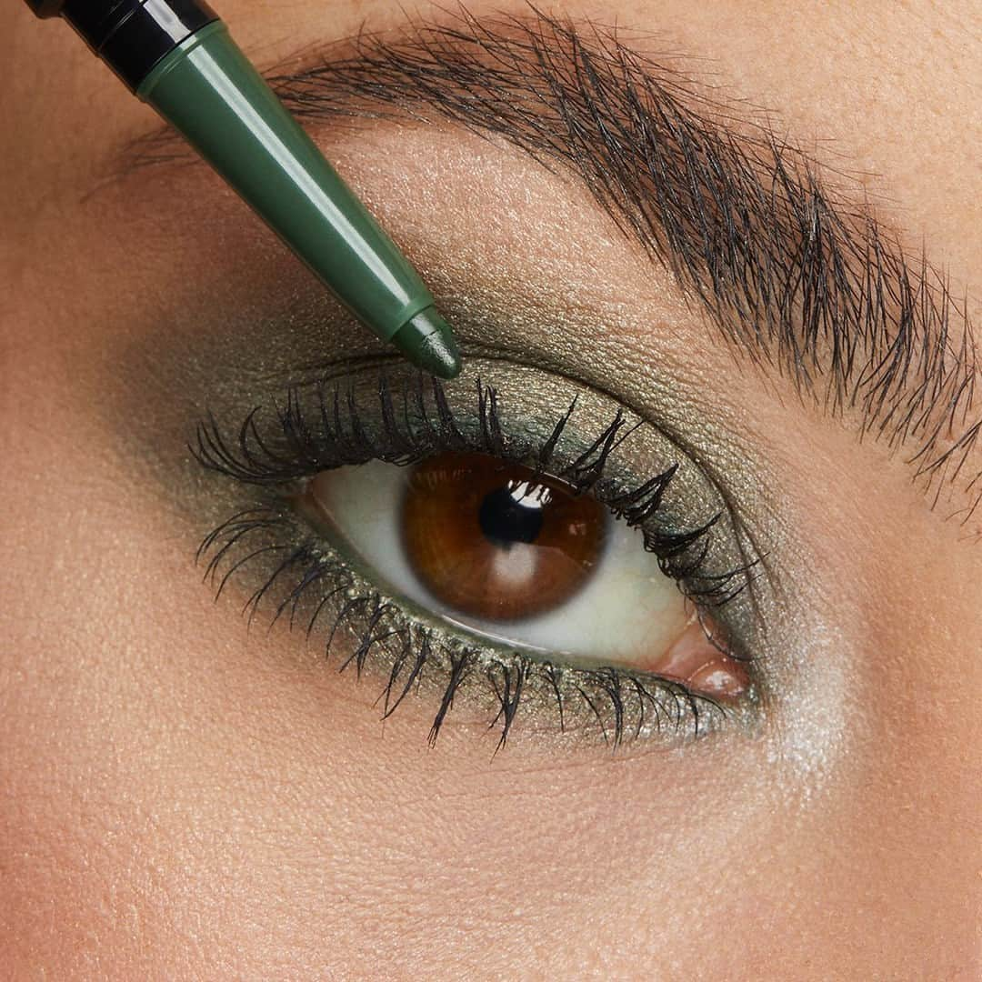 KIKO MILANOさんのインスタグラム写真 - (KIKO MILANOInstagram)「Unleash your inner enchantress with this green #smokeyeye! 🌿💚 Pro tip: apply our Lasting Precision Automatic Eyeliner & Kohl and blend with the provided applicator for a long-lasting stroke! Available in matte and pearly finishes.⁣ ⁣ #KIKOEyes #eyeshadowlook #greeneyelook #greeneyeliner #makeupideas⁣ ⁣ High Pigment Eyeshadow 47, 38 - Lasting Precision Automatic Eyeliner & Kohl 11 - Extra Volume Wash Off Mascara ⁣」7月19日 4時00分 - kikomilano