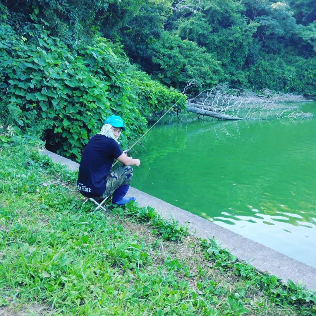 進祐哉のインスタグラム：「連戦前のオフに🎣 夏をなめすぎた男達は遂に雄蛇ヶ池を攻略した👊 昼からやるのはやめようと思います🥵  #ペスカリブレ」