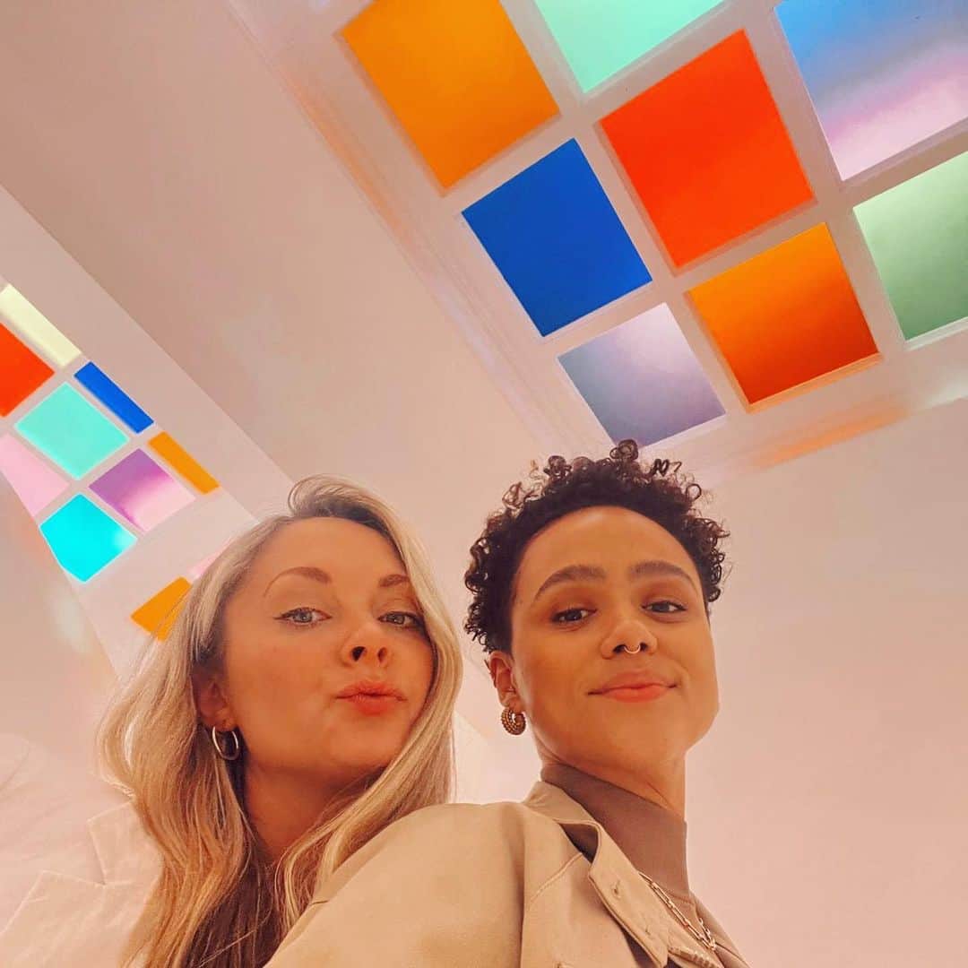 ナタリー・エマニュエルのインスタグラム：「Afternoon tea with @misschloecharlotte before she heads back to LA 🥲 #ladieswholunch #spicegirlsreunited」