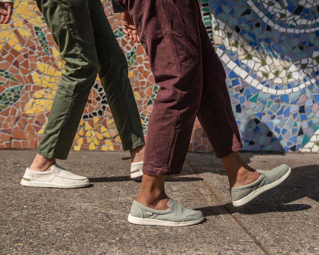 サヌークのインスタグラム：「Lite’n up and enjoy the ride in the re-imagined Sidewalk Surfer Lite 2 SL.  Dress them up or down, you'll want to wear ‘em all day (with or without socks).  Shop now before they're gone again!  #SmileOn #SmilePassItOn #Sanuk #ResponsiblySourced #SummerOOTD」