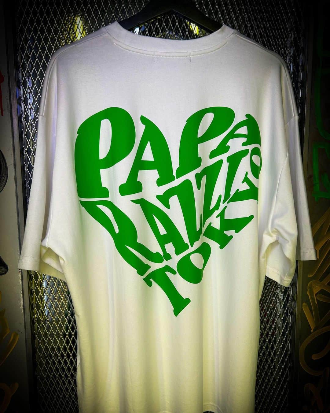 𝑵𝑶𝑹𝑰𝑲𝑶さんのインスタグラム写真 - (𝑵𝑶𝑹𝑰𝑲𝑶Instagram)「. NEW ARRIVAL @paparazzitokyo   ”PAPARAZZI HEART LOGO TEE”  この夏抜群の着心地の 良さを重視し、伸縮性ある 生地を使いました。  薄手なのに、しわになりにくい 優秀なpaparazzi新作logo tee♡  今期より、お客様からの ご要望の多かったM〜2XLまでの サイズ展開としました🙏✨  既に2XLは 完売致しました🙇‍♀️  paparazzi online shopにて購入、 又は @run_shinjuku 店舗にて 御試着出来ますので、 お気軽にお立ち寄り くださいませ🙏💛  #paparazzi #paparazzitokyo #new #newarrivals #newtee」7月19日 9時40分 - norip_ppz