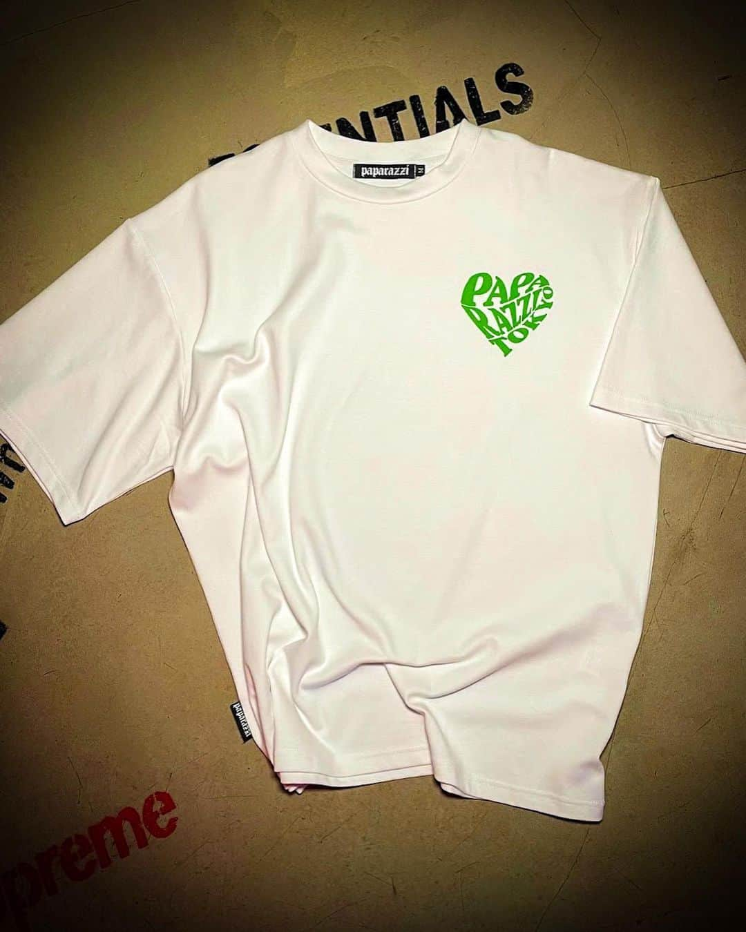 𝑵𝑶𝑹𝑰𝑲𝑶さんのインスタグラム写真 - (𝑵𝑶𝑹𝑰𝑲𝑶Instagram)「. NEW ARRIVAL @paparazzitokyo   ”PAPARAZZI HEART LOGO TEE”  この夏抜群の着心地の 良さを重視し、伸縮性ある 生地を使いました。  薄手なのに、しわになりにくい 優秀なpaparazzi新作logo tee♡  今期より、お客様からの ご要望の多かったM〜2XLまでの サイズ展開としました🙏✨  既に2XLは 完売致しました🙇‍♀️  paparazzi online shopにて購入、 又は @run_shinjuku 店舗にて 御試着出来ますので、 お気軽にお立ち寄り くださいませ🙏💛  #paparazzi #paparazzitokyo #new #newarrivals #newtee」7月19日 9時40分 - norip_ppz