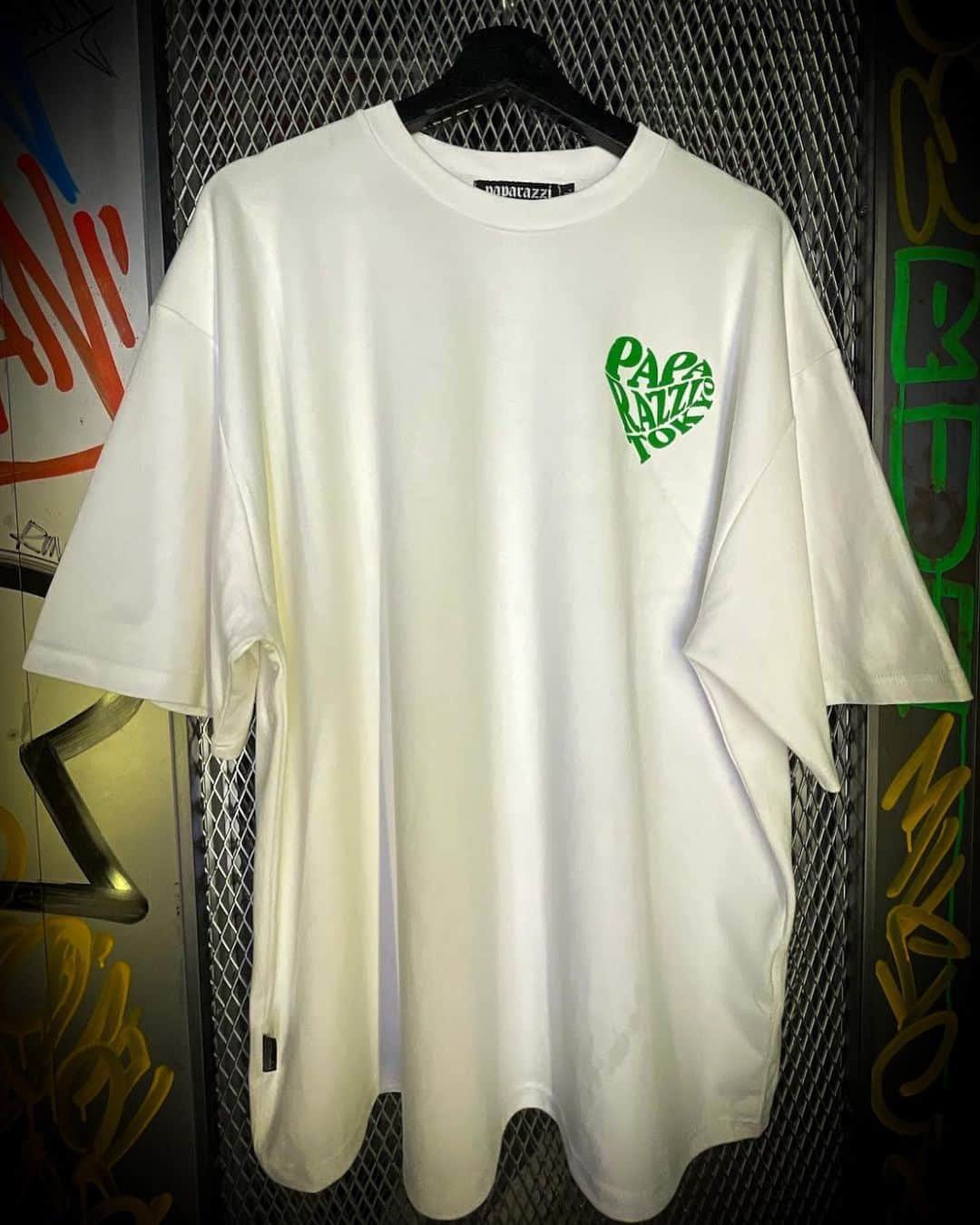 𝑵𝑶𝑹𝑰𝑲𝑶さんのインスタグラム写真 - (𝑵𝑶𝑹𝑰𝑲𝑶Instagram)「. NEW ARRIVAL @paparazzitokyo   ”PAPARAZZI HEART LOGO TEE”  この夏抜群の着心地の 良さを重視し、伸縮性ある 生地を使いました。  薄手なのに、しわになりにくい 優秀なpaparazzi新作logo tee♡  今期より、お客様からの ご要望の多かったM〜2XLまでの サイズ展開としました🙏✨  既に2XLは 完売致しました🙇‍♀️  paparazzi online shopにて購入、 又は @run_shinjuku 店舗にて 御試着出来ますので、 お気軽にお立ち寄り くださいませ🙏💛  #paparazzi #paparazzitokyo #new #newarrivals #newtee」7月19日 9時40分 - norip_ppz