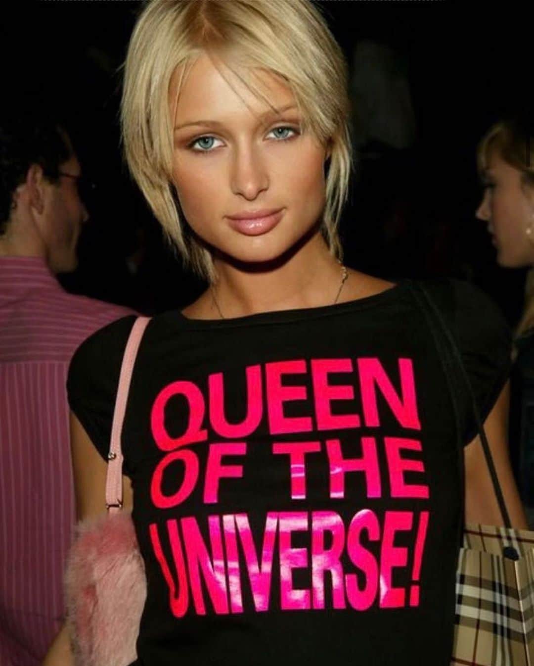 パリス・ヒルトンのインスタグラム：「What the shirt says....✨👑 Who wants new merch?? #Sliving #ThatsHot」