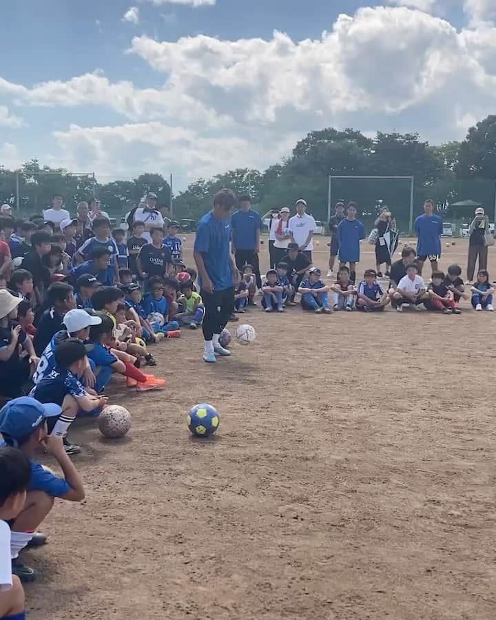 大久保嘉人のインスタグラム：「2023.7.17 第1回Luce Fes 大久保嘉人サッカー教室⚽️ ゲスト　大久保嘉人さん メインコーチ　相根 澄さん サポートコーチ　萬代 宏樹さん  子どもたちのキラキラした眼差しが とても印象的でした🥹🩵🫧 やっぱりプロってすごいな子どもたちを 惹きつける力ってすごいなって思いました🤭🤭  今回はいとこということでサッカー教室が実現しましたが、 よっくん、さがねさん、ばんさんありがとうございました🥹  たくさんの子どもたちにこのような体験をしてほしいな😊‼︎ 『Mr.もがな』はこれからもいろいろな競技のプロアスリートを 招待したスポーツイベントを開催していきますので 今後ともよろしくお願い致します😊‼︎  #Mrもがな #LuceFes #ルーチェフェス #スポーツイベント #サッカー教室 #大久保嘉人 #相根澄 #萬代宏樹」