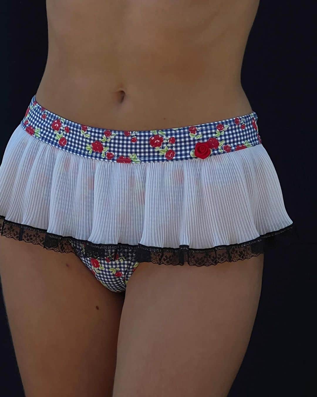 FRANKIES BIKINISのインスタグラム：「our newest swim skirt to add to your collection: Ellison」