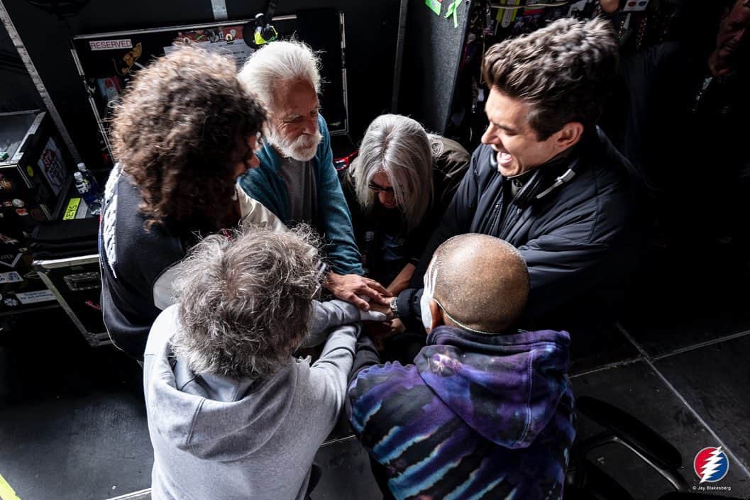 のインスタグラム：「San Francisco, night 3/3. This music has made me a better player, and this band made me a better person.  I was given the honor of a lifetime - to have access to the greatest songbook in modern music, and the deepest well of life memories shared by hundreds of thousands of Deadheads who extended their grace and acceptance to me. I learned to compromise, and to take other people’s chances along with them. I learned to play in real time, to express myself without the distraction of ambition or expectation. I learned to listen, to have musical conversation, and most importantly, to be a part of something much bigger than myself. It was never about me. It was bout “it” - that spirit that a band and a crowd could go looking for together. If I’ve done my job right, I’ll disappear into that beautiful tapestry, the one that began almost 60 years ago and will continue to expand for lifetimes to come. I thank you from the bottom of my heart for embracing me and my place in this band, and to Bob, Mickey, and Billy - I’ll never be able to fully express my gratitude for your taking a chance on me. Something magical happened on this tour, and I don’t think any of us saw it coming. @deadandcompany is still a band - we just don’t know what the next show will be. I speak for us all when I say that I look forward to being shown the next shaft of light… I know we will all move towards it together.  This band changed my life, and I love you all for it. An incredible tour, an unforgettable ride, and a beautiful world of memories to visit. I’ll be seeing you…. ⚡️♥️⚡️」