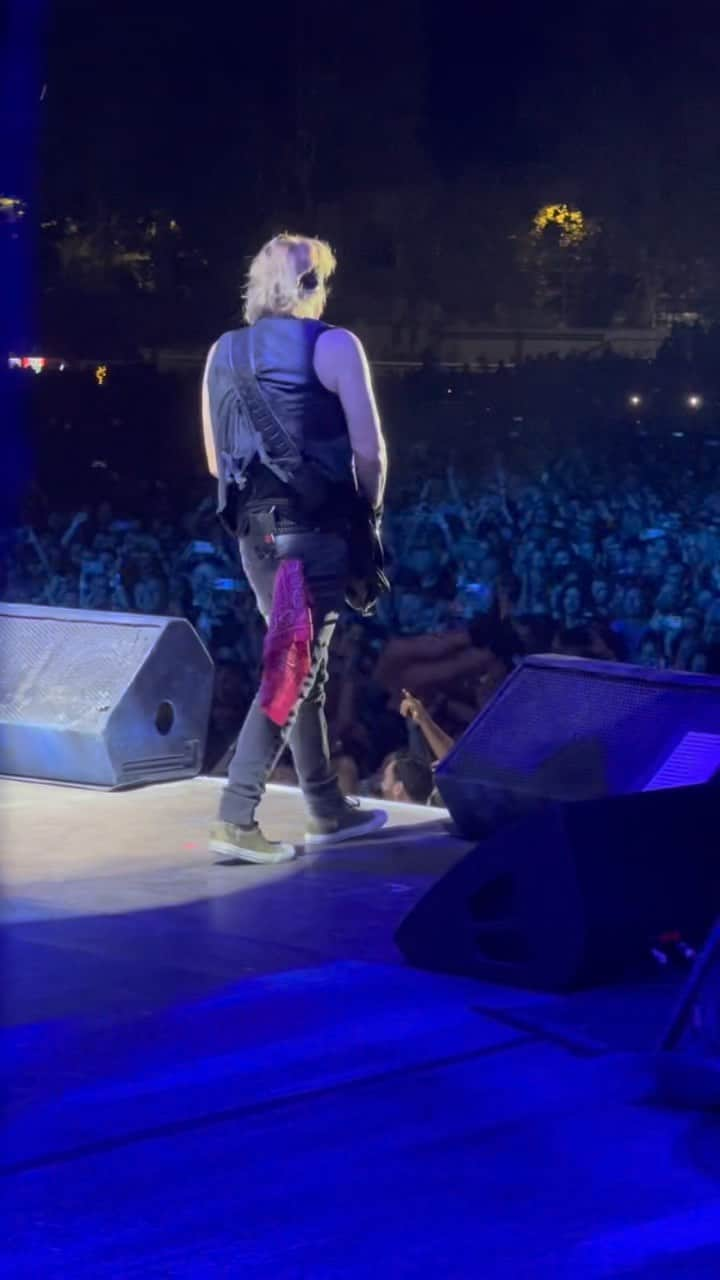 エイドリアン・スミスのインスタグラム：「Thank you to all the fans that came to the show in Milan the other night!   Barcelona tonight! 🎸  #IronMaiden #AdrianSmith」