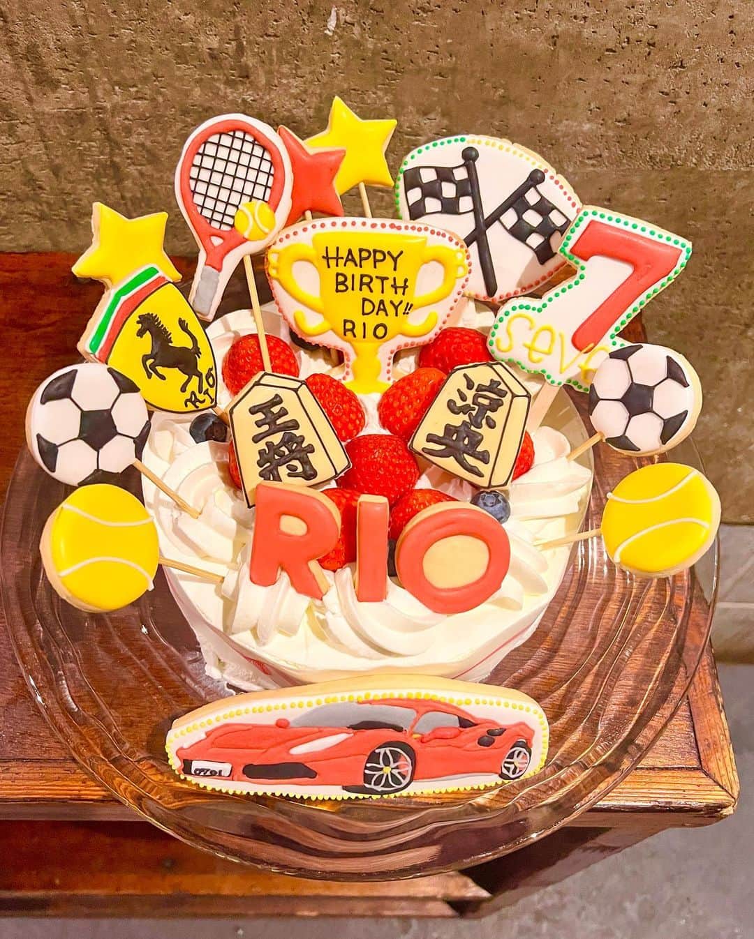 涼紫央のインスタグラム：「7月は我が家にとっては お誕生日や記念日たくさんの月です。 今年は彩歌しおんちゃんに作ってもらったクッキーでお祝い♡ #7歳 #4歳」