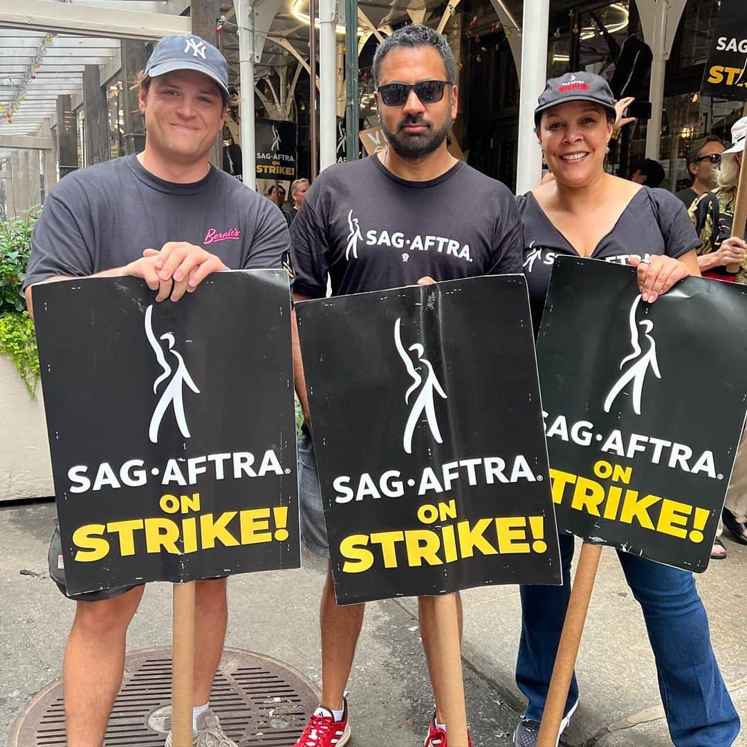 カル・ペンのインスタグラム：「The majority of @sagaftra members are talented, hard working, trained performers who aren't celebrities you see in headlines. Most members work paycheck to paycheck. Their families depend upon hitting an income of at least $26,470 to qualify for health insurance. Technology is changing the entertainment industry, and the unions are demanding contracts that reflect this reality, including: fair wages & safe working conditions especially for background and stunt performers. Metrics that truthfully analyze residuals (payments) for streaming. Protections and consent with regard to AI. Our friends who run the studios, tech companies, and streaming platforms have made record profits off our acting and writing talent. They unfortunately don't want to negotiate in a serious manner, and have instead forced a strike. It's unfortunate, but we're ready to fight hard for the future of the industry & art we love. 💪🏽」