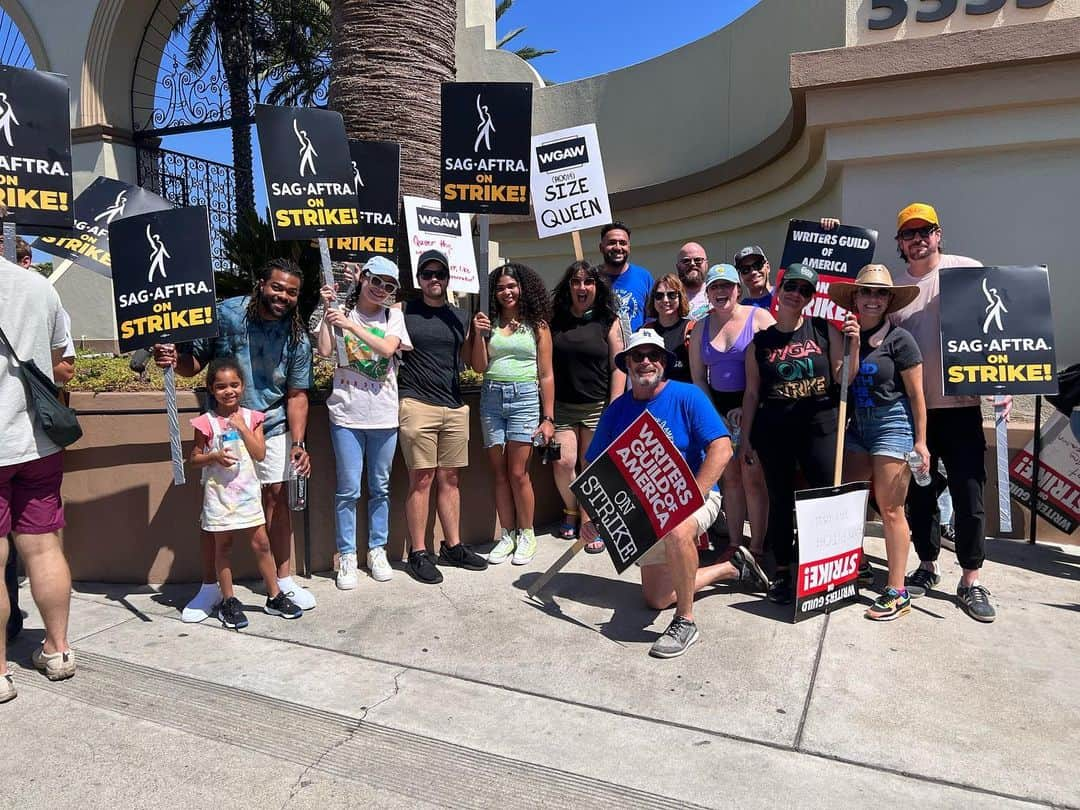 ネイサン・クレスさんのインスタグラム写真 - (ネイサン・クレスInstagram)「We're out here, we're sweaty, and we are HOPPIN' MAD. (Don't let the smiles fool you) Proud to stand with my Union family and WGA brothers and sisters. #SAGAFTRAstrike」7月19日 4時44分 - nathankress