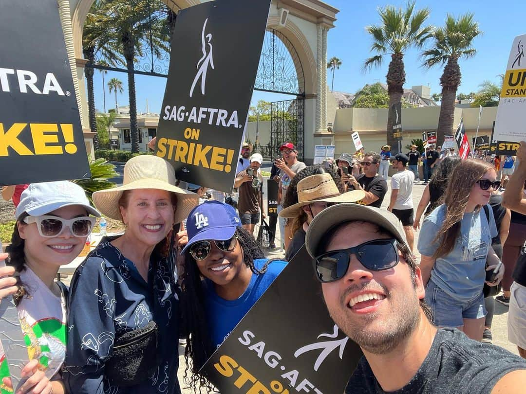 ネイサン・クレスのインスタグラム：「We're out here, we're sweaty, and we are HOPPIN' MAD. (Don't let the smiles fool you) Proud to stand with my Union family and WGA brothers and sisters. #SAGAFTRAstrike」