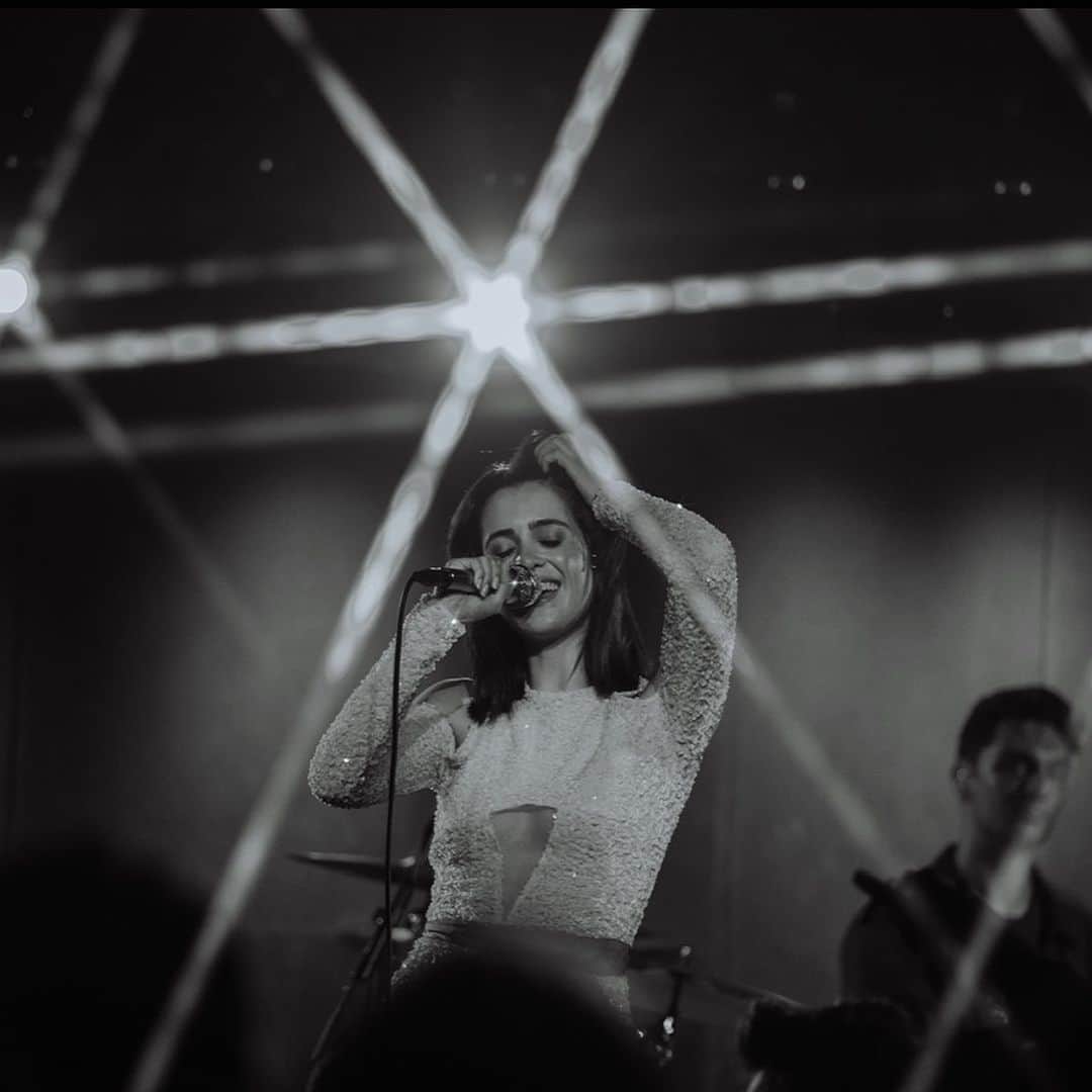 ローラ・マラノのインスタグラム：「I am literally DAYS away from finishing my debut album, which means I’ve been so bad at posting and missed such an important anniversary ❤️ i can’t believe it’s been over a year since my first tour ever. It truly was one of the best experiences of my life, and I will forever be thankful for it ❤️A year ago today, I would have been preparing to do my show at Mercury Lounge in New York, both nervous and excited to do my first sold out show ever 😩 I was sleep deprived (we just had done shows in Atlanta, Nashville and DC in 3 consecutive days and Philly right after that🙆🏻‍♀️🙃), but I was soooo happy! Thank you to everyone who helped make that tour happen, and who came to my shows!!! I love you all so, so much 🥹❤️😩」
