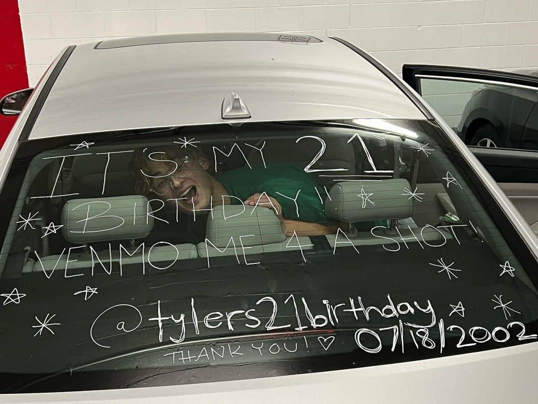 マーリー・マトリンのインスタグラム：「GenZ. #birthdayboytoday #21 #notmycar @tylergrandalski」