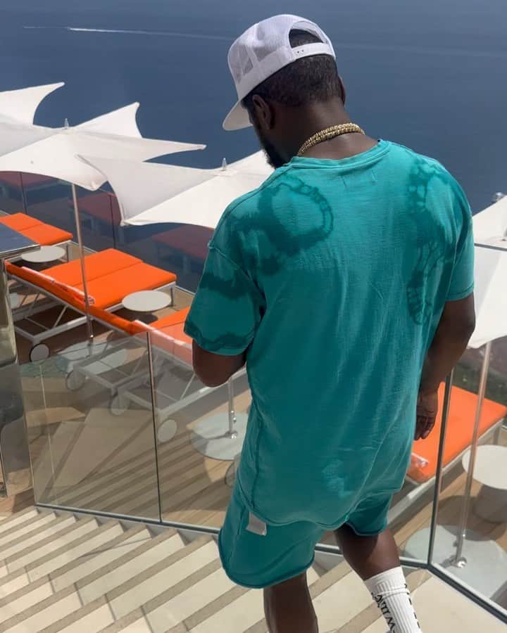 フロイド・メイウェザー・ジュニアのインスタグラム：「Some do it for likes and views, I like enjoying my view.」