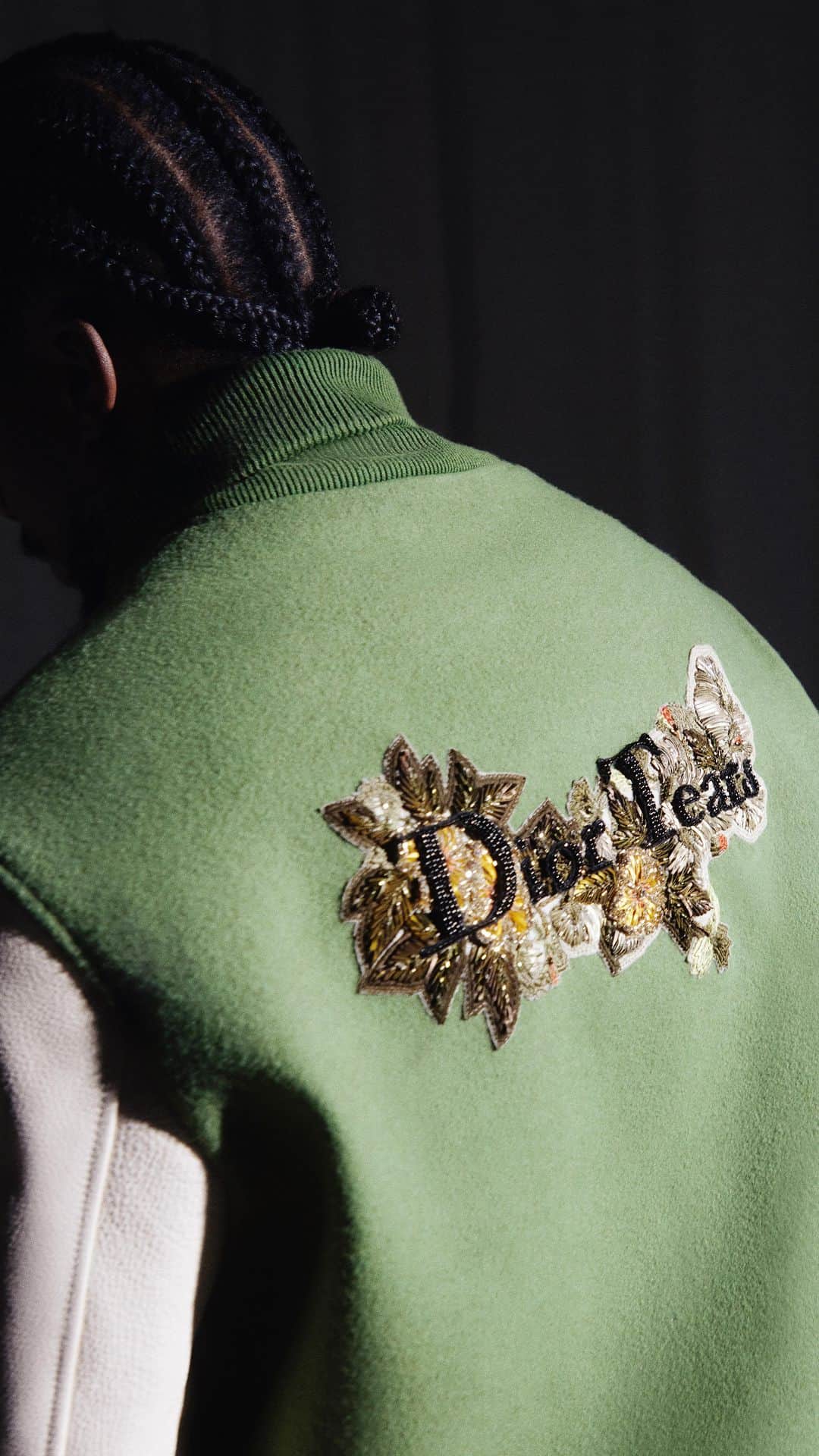 のインスタグラム：「To the mellow strains of a saxophone, @cktrl talks musical inspirations and how he connects with #DiorTears, a new capsule from the #DiorMenFall 2023 by @MrKimJones, guest designed by @DenimTears and blending collegiate cool and French craftsmanship. The aesthetic extends to the #DiorB33 sneakers, with details ranging from signature Dior Oblique jacquard accents to chunky navy blue mohair laces. © @CasperKofi」
