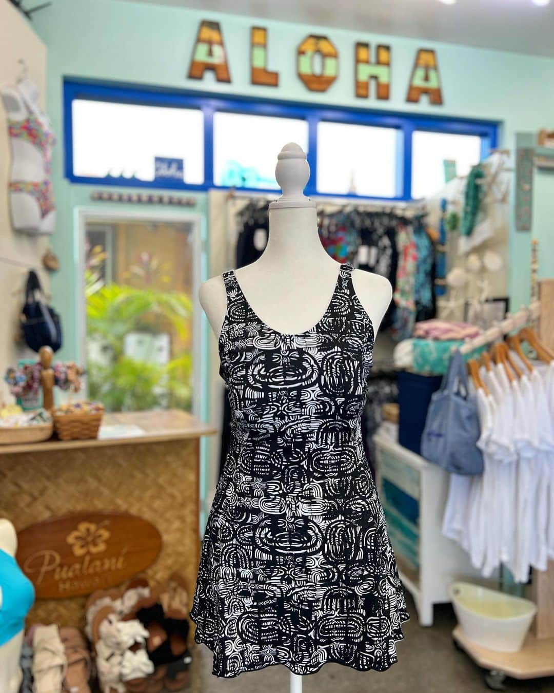 Pualani Hawaii Beachwearのインスタグラム：「新プリント”ケニア” 大人っぽいデザインです🏝️  デザインは2種類↓  タンクワンピース$138 スクープタンキニ$102  気になる方はお問い合わせください🌺  #hawaii#ハワイ#ハワイライフ#ハワイ旅行 #ハワイ観光#ハワイ土産 #モンサラット#モンサラットアベニュー #ハワイの水着#水着#ハワイの思い出 #ゴールデンウィーク#サーファー#サーフ#サーフィン#波乗り」