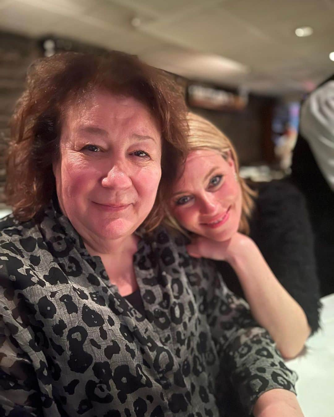 エリザベス・バンクスさんのインスタグラム写真 - (エリザベス・バンクスInstagram)「Wishing a very happy birthday to this absolute legend and wonderful friend @margomartindale Drinks soon! 😘」7月19日 5時06分 - elizabethbanks