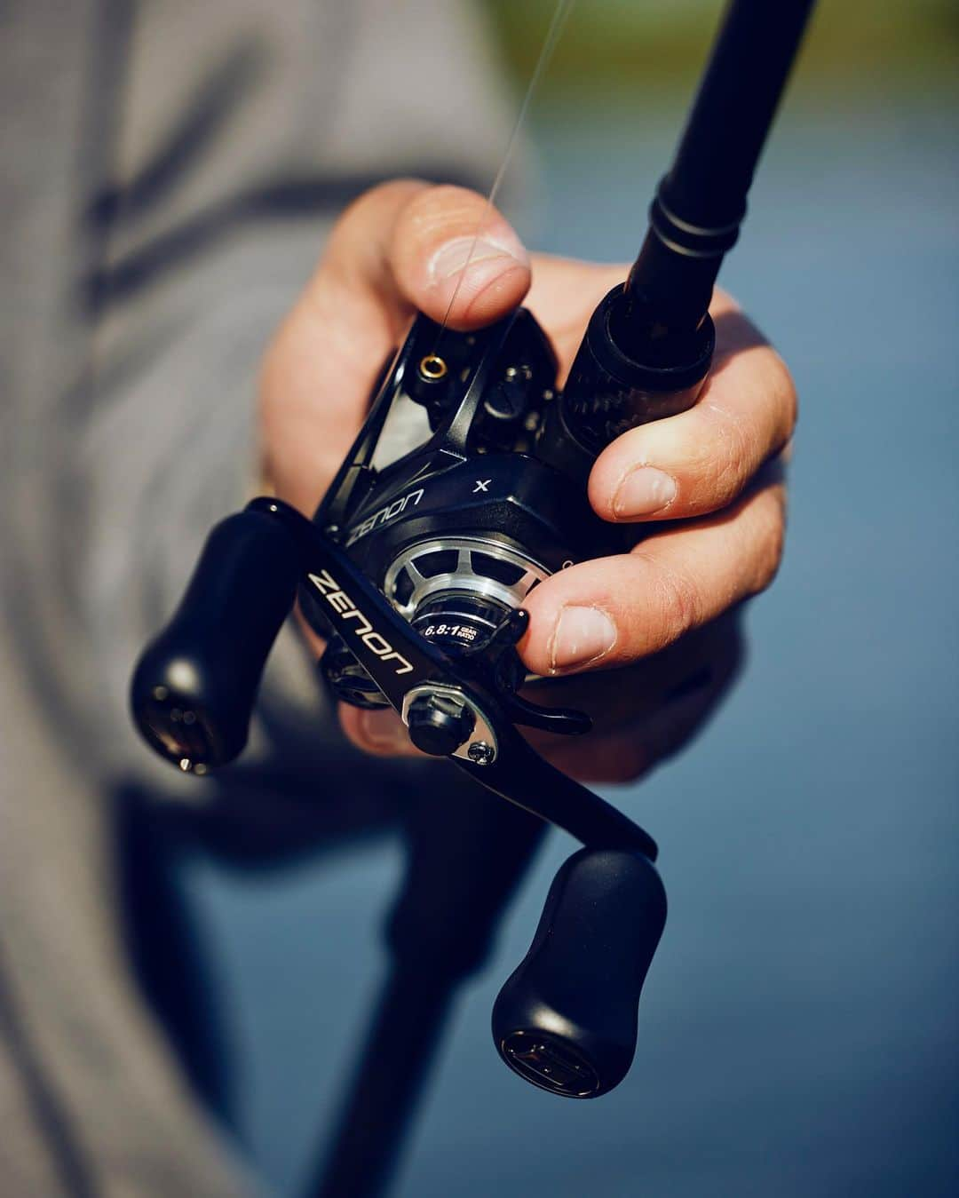 アブガルシアさんのインスタグラム写真 - (アブガルシアInstagram)「Whether you're tossing finesse baits or heavy jigs, the Zenon X Low Profile Reel has the range to cover just about every technique. A compact frame for great palming and handling, while still being strong & durable to carry the load when you need to switch to power tactics 💪   #AbuGarcia #FishToWin #Zenon #Fishing #Bass」7月19日 5時10分 - abugarcia_fishing