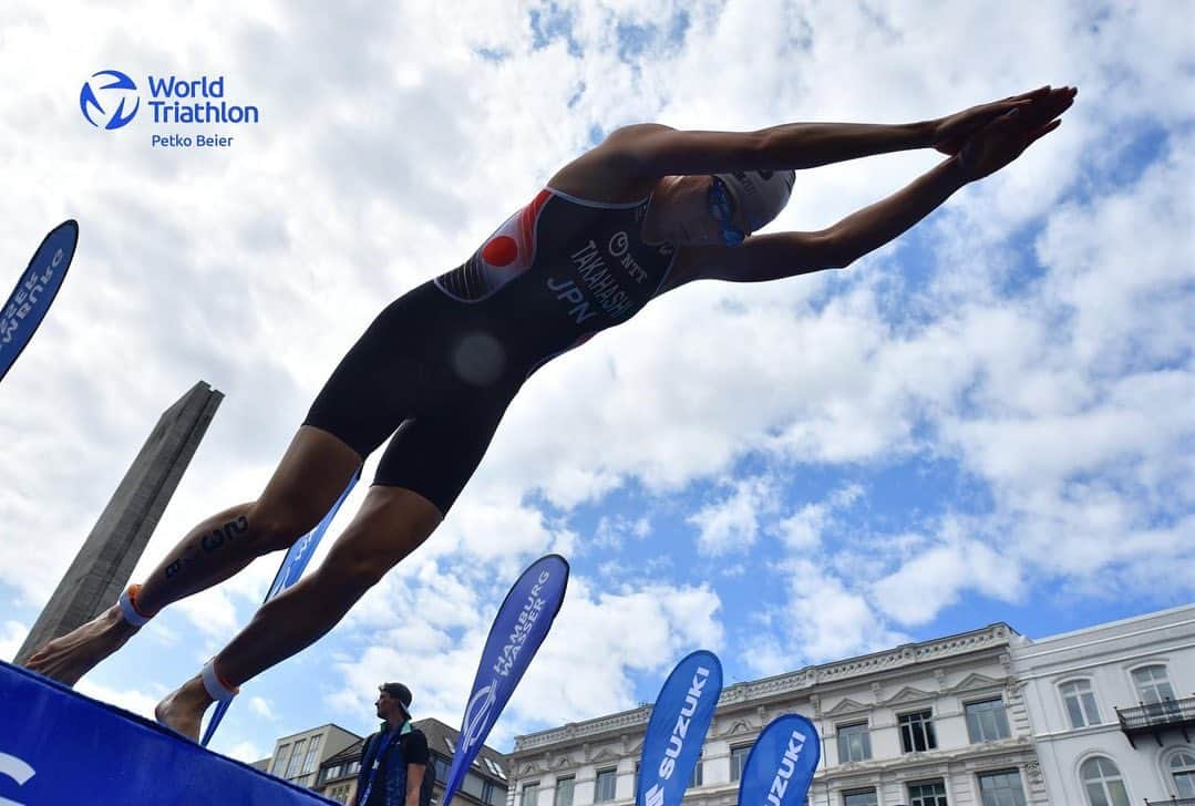 高橋侑子のインスタグラム：「Always love racing in Hamburg. It wasn’t the weekend I wanted though, so grateful for the support as always. It’s been a tough season, but trust the process and I’ll keep moving forward 👊  📷 @worldtriathlon @petkobeier @tzaferes   大好きなハンブルグでのレース、思うような結果にはなりませんでしたが、個人とリレーとまた沢山学ぶことが出来ました。なかなか苦しいシーズンですが、過程を大切に、少しずつでも歩みを止めずに進んで行きます👣 今はまたフランスの高地に戻って来ましたが、来週末にはイギリスで行われる世界シリーズに出場します。 #トライアスロン」