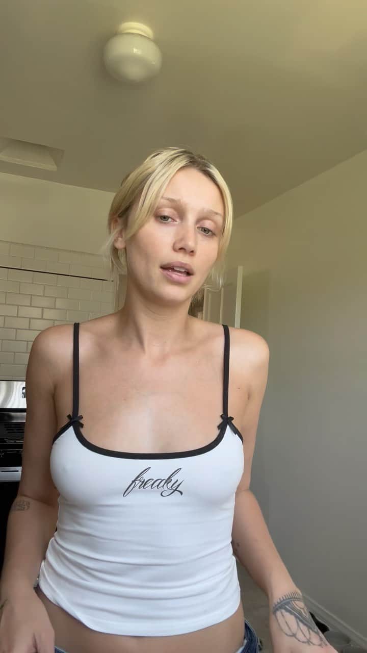 ケイリン・ルッソのインスタグラム：「Practicing , doing dishes , prepping , undone」