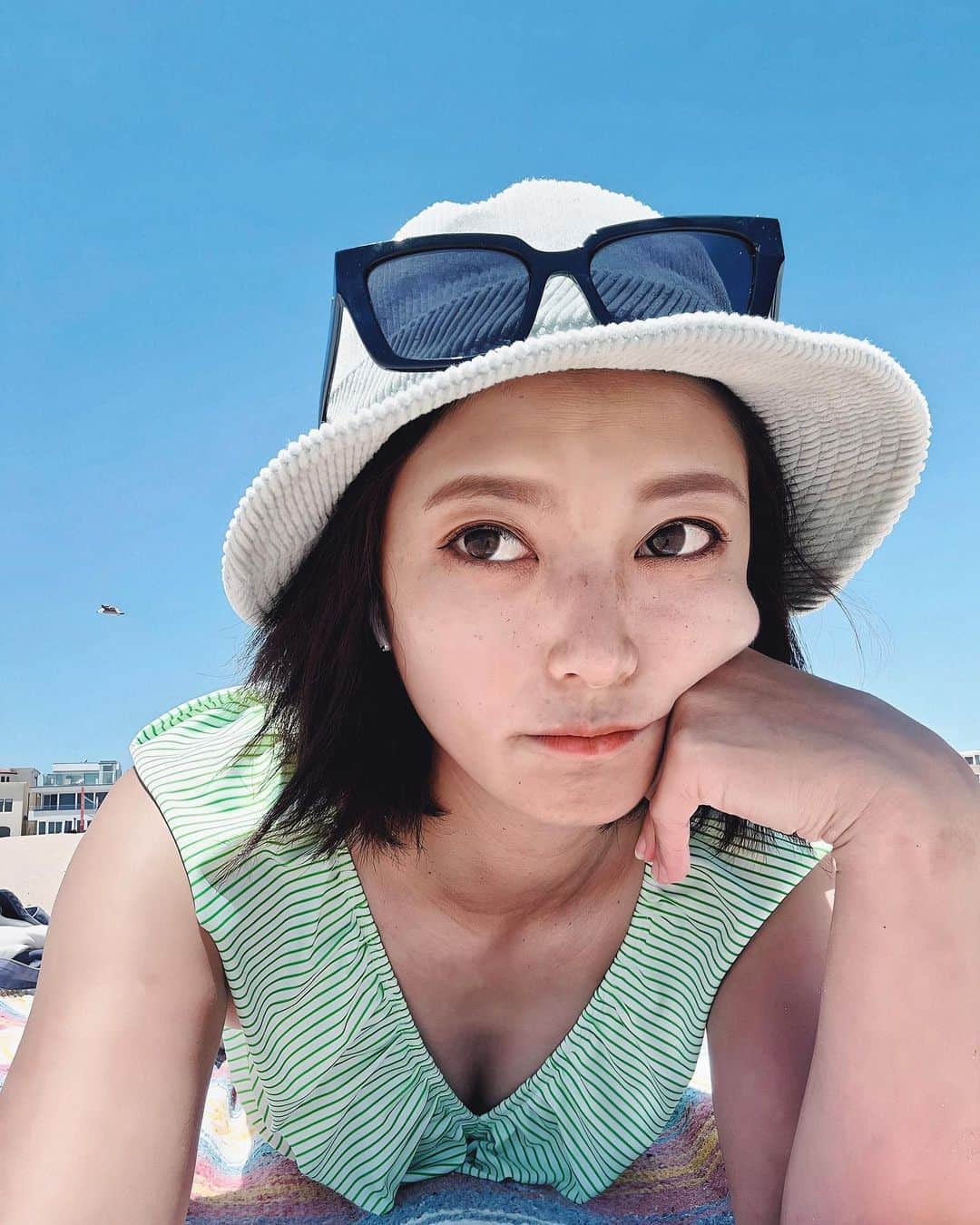 辻井美香のインスタグラム：「Look serious🧐🧐🧐 Thinking about my life, often🧐 What can I do for the rest of my life?  毎日、自分の人生について考えます🧐残りの人生、おそらく生きてきた時間と同じ分くらい？何がしたいんだろう？何をすると、自分は楽しいんだろう？？  ざっくりとした子供の頃からの夢が、アメリカ🇺🇸に住むこと。海外の海沿いに住むことだったから、それが叶ってしまった今、次の私の夢は何なんだろう？」