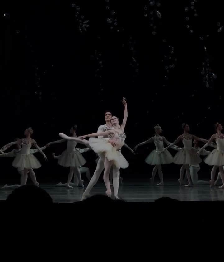 マリア・コーレワのインスタグラム：「FAVORITE “Diamonds” today 💎 Such a privilege to feel this genius choreography through my body and to be able to interpret it in my own way 💔 Thank you so much @timur.askerov 🤩 Yuri Fateev for impeccable coaching 🙏🏻 And my love @sofyakhoreva for the greatest support ❤️  ЛЮБИМЫЕ «Бриллианты» сегодня 💎 Какой же это подарок - чувствовать, как эта гениальная хореография льется через твое тело… И какая честь иметь возможность интерпретировать ее по-своему 💔 Огромное спасибо @timur.askerov 🤩 Юрию Валерьевичу Фатееву 🙏🏻 И моей самой любимой красавице @sofyakhoreva за поддержку ❤️」